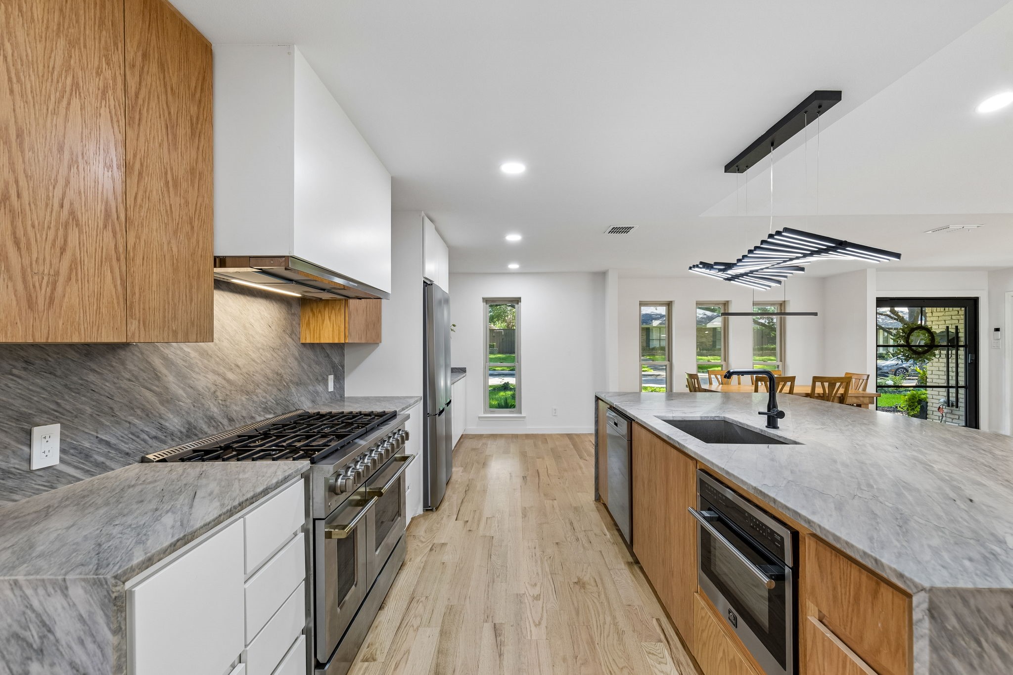 6306 Glennox Lane