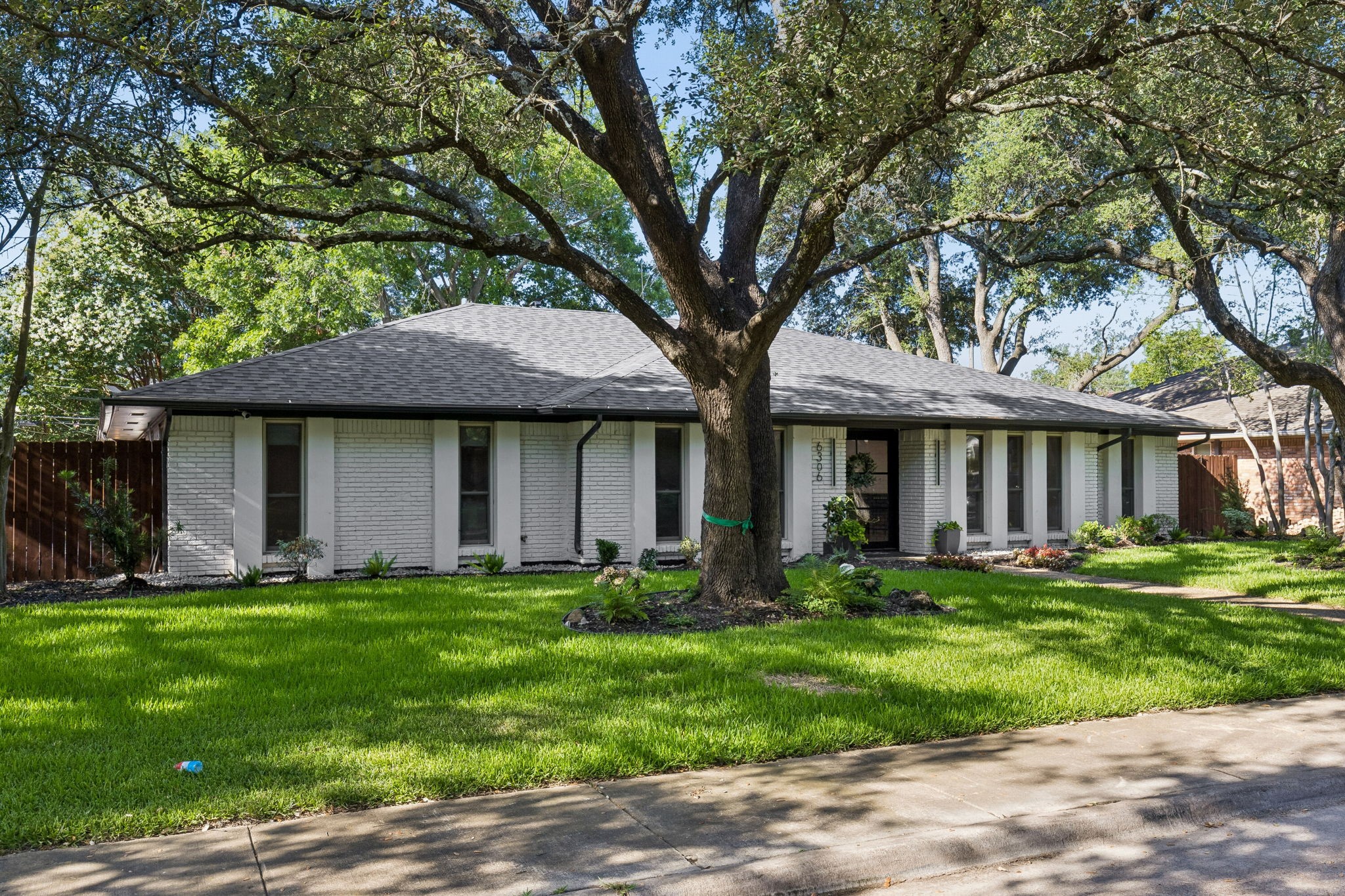 6306 Glennox Lane