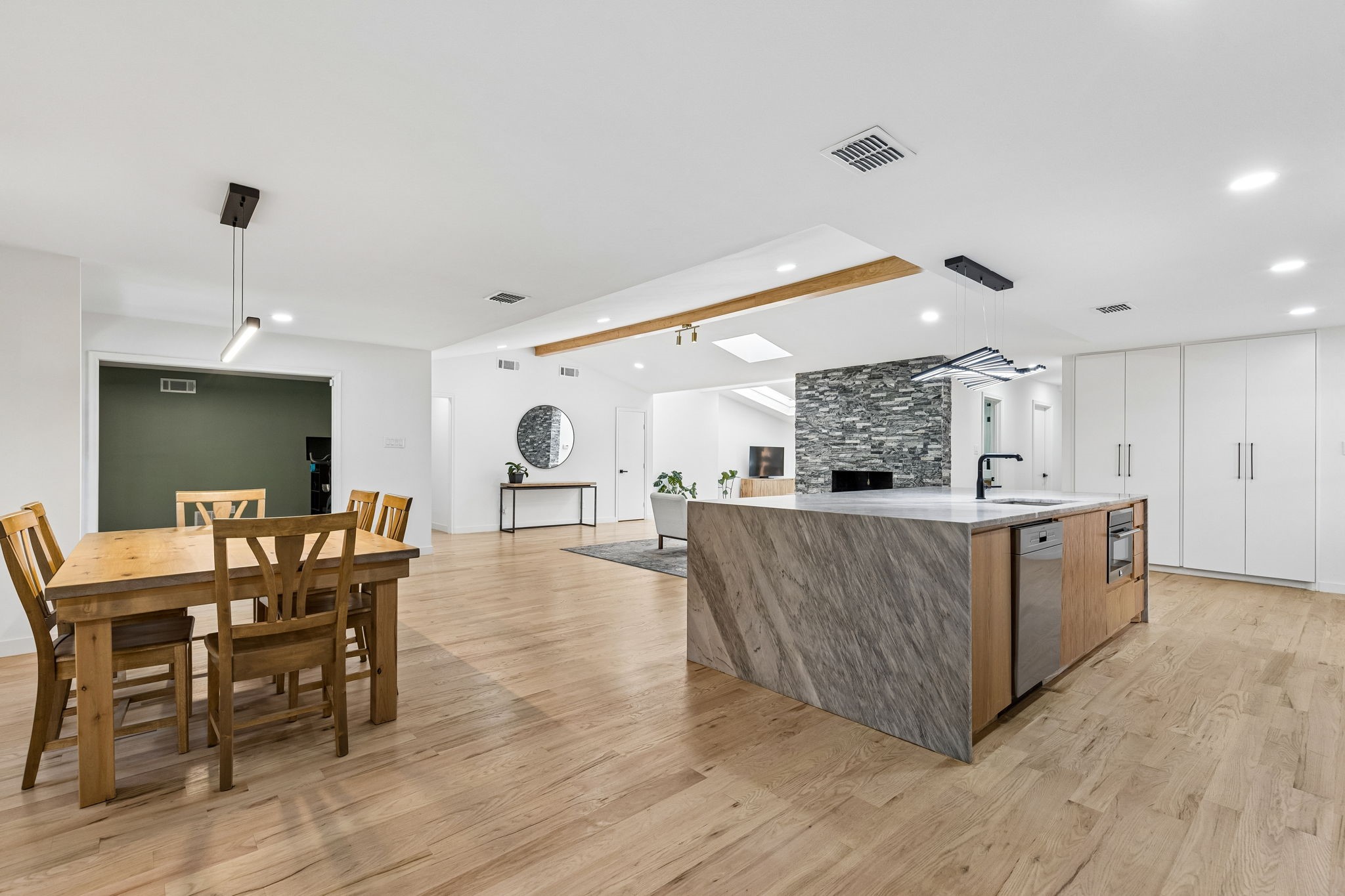 6306 Glennox Lane