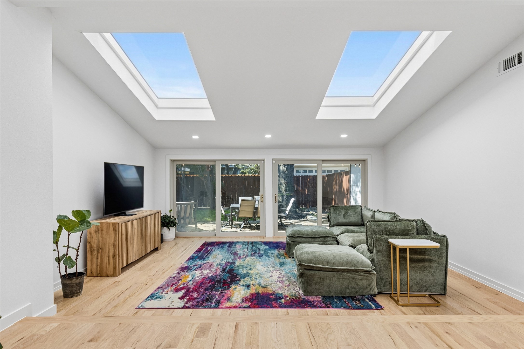 6306 Glennox Lane