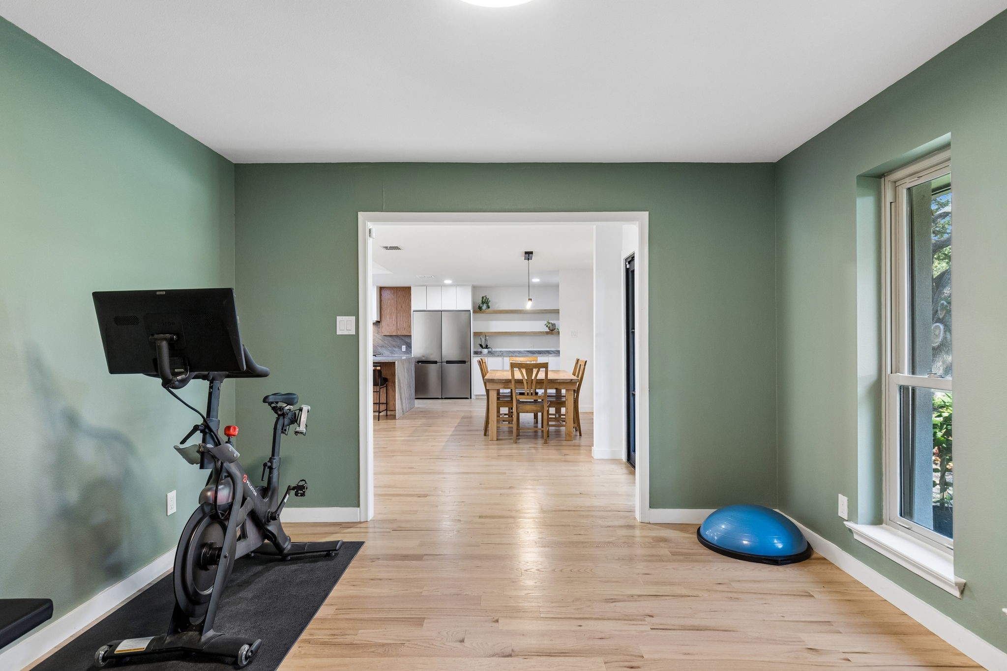 6306 Glennox Lane