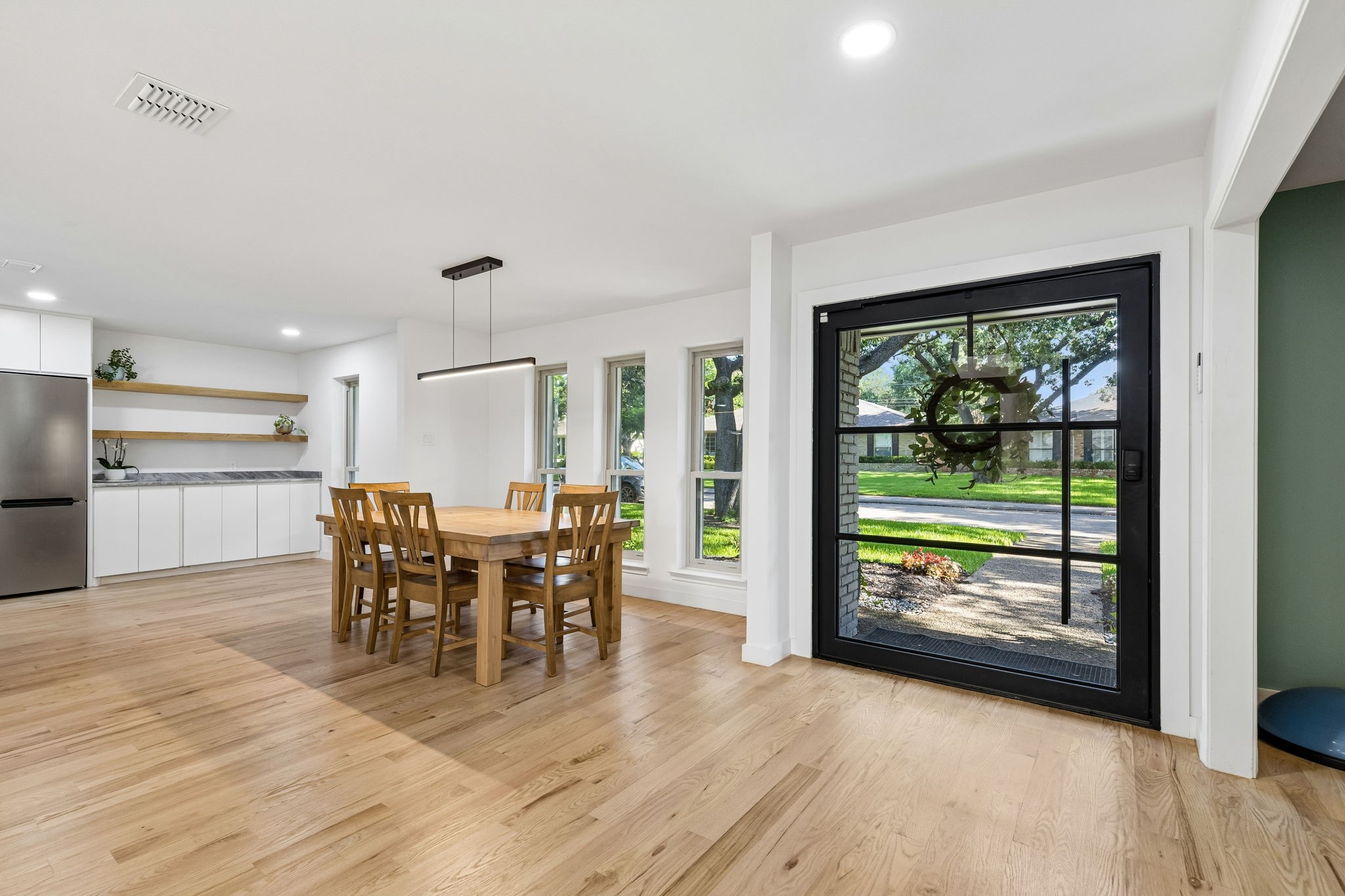 6306 Glennox Lane