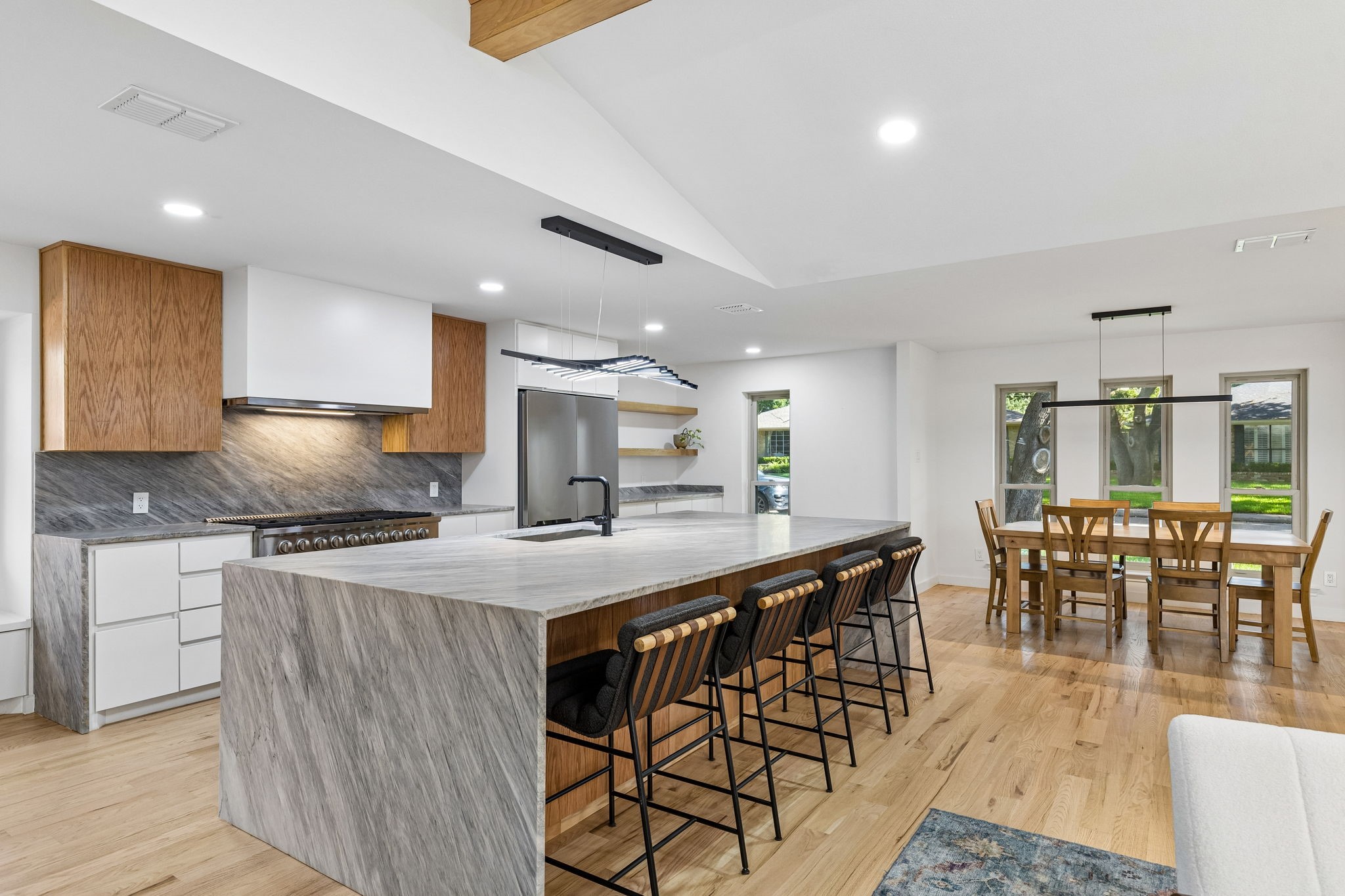 6306 Glennox Lane
