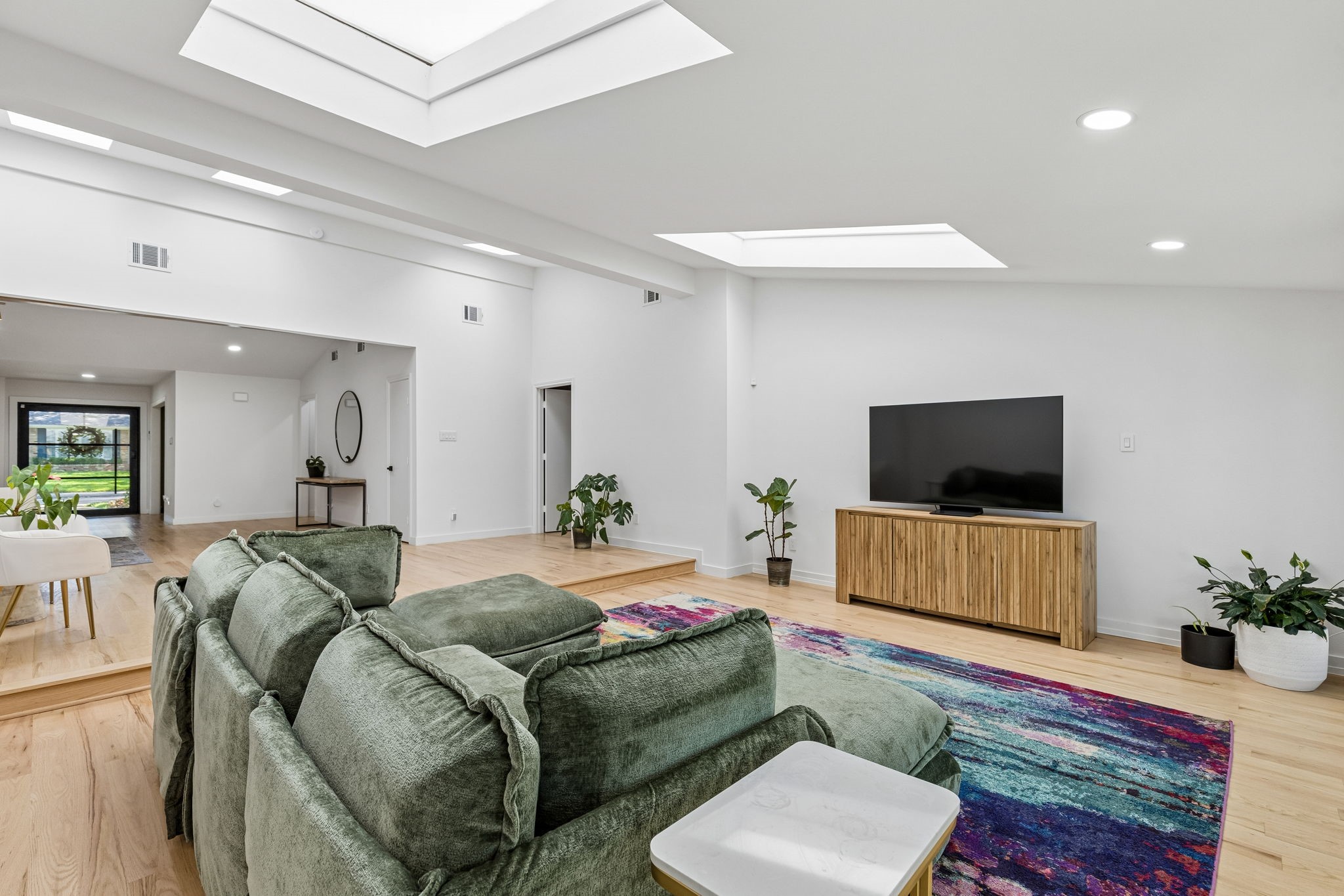 6306 Glennox Lane