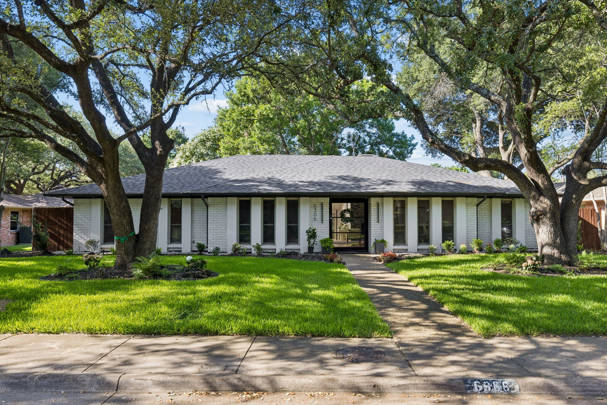 6306 Glennox Lane
