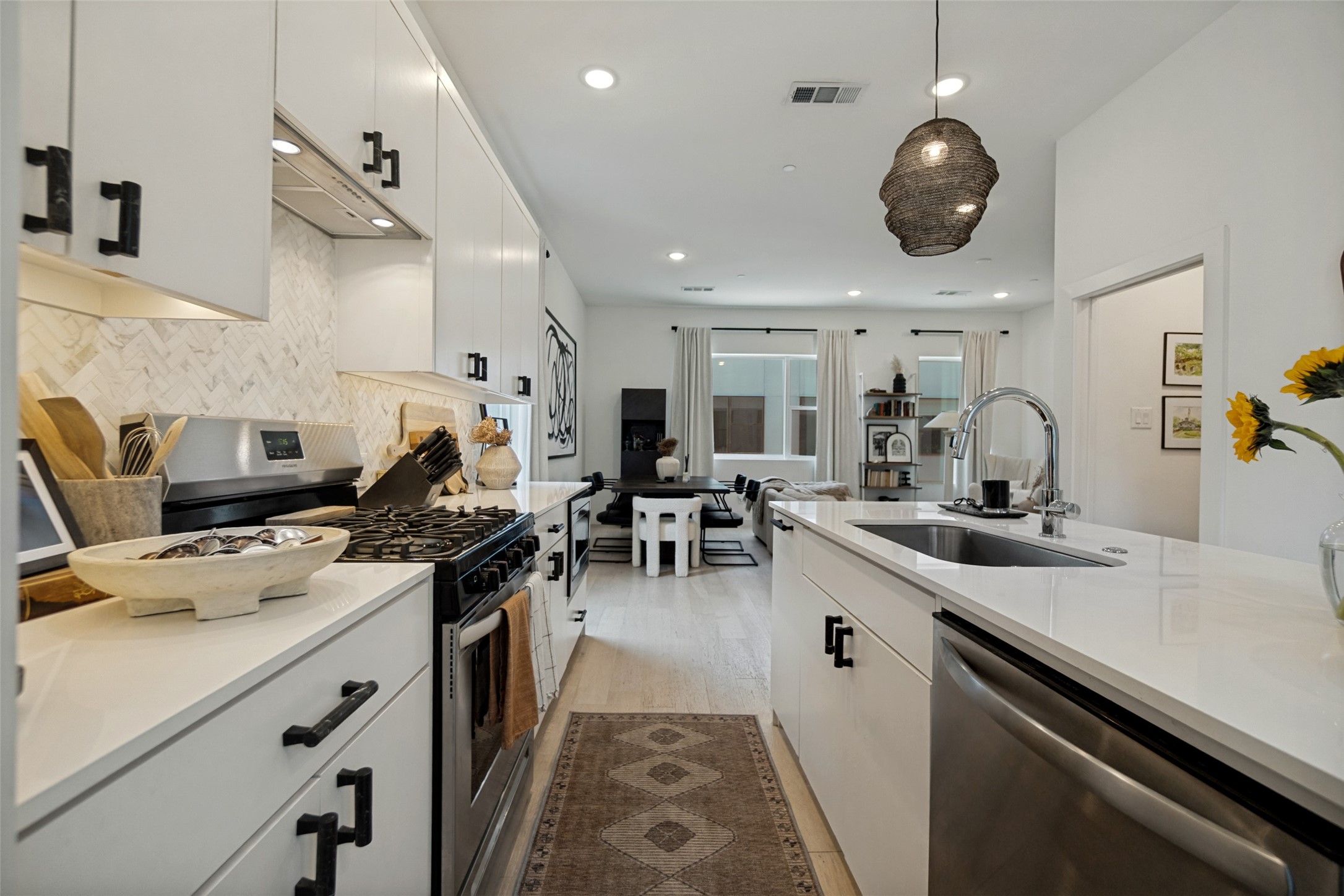 427 W 10th Street 601