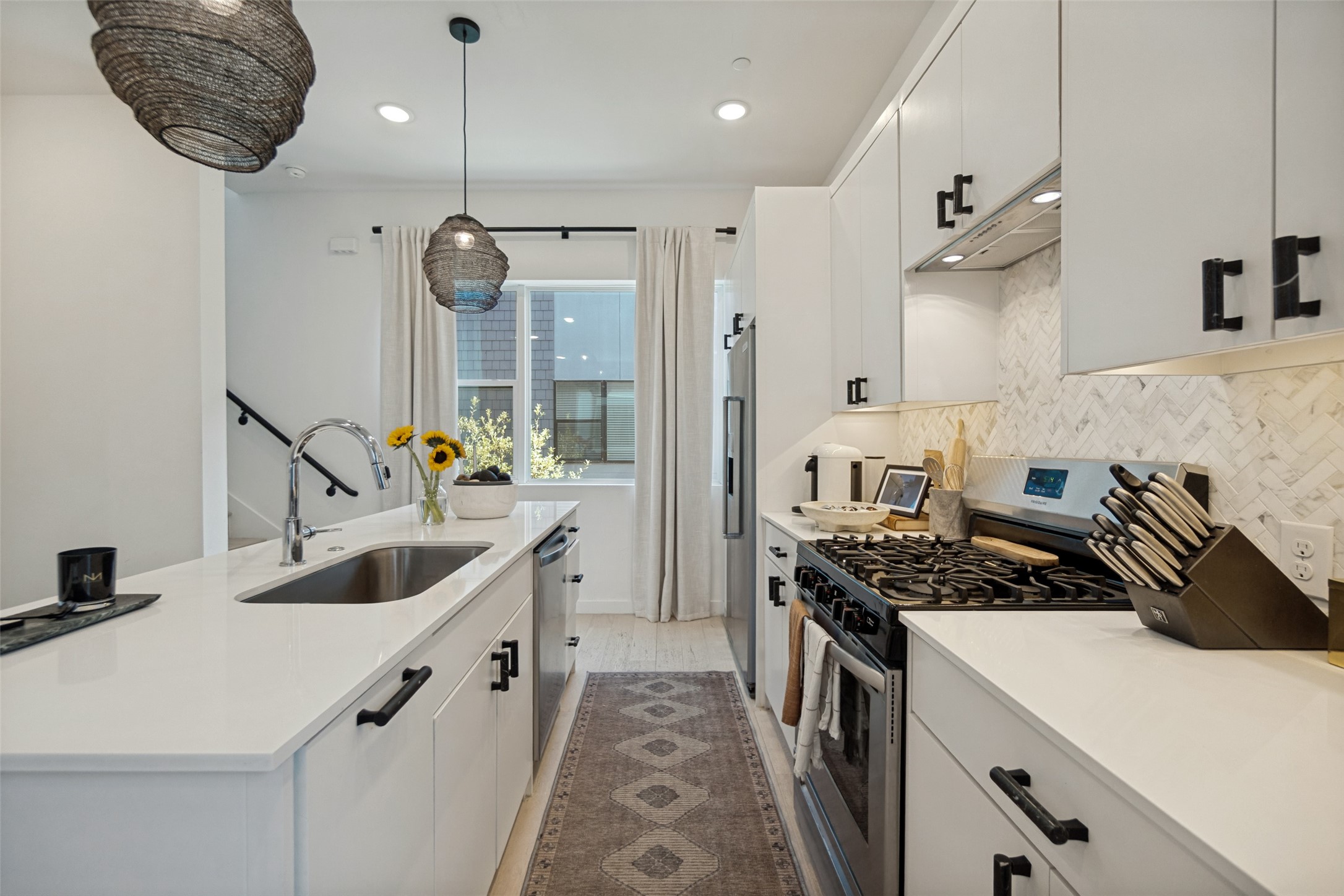 427 W 10th Street 601
