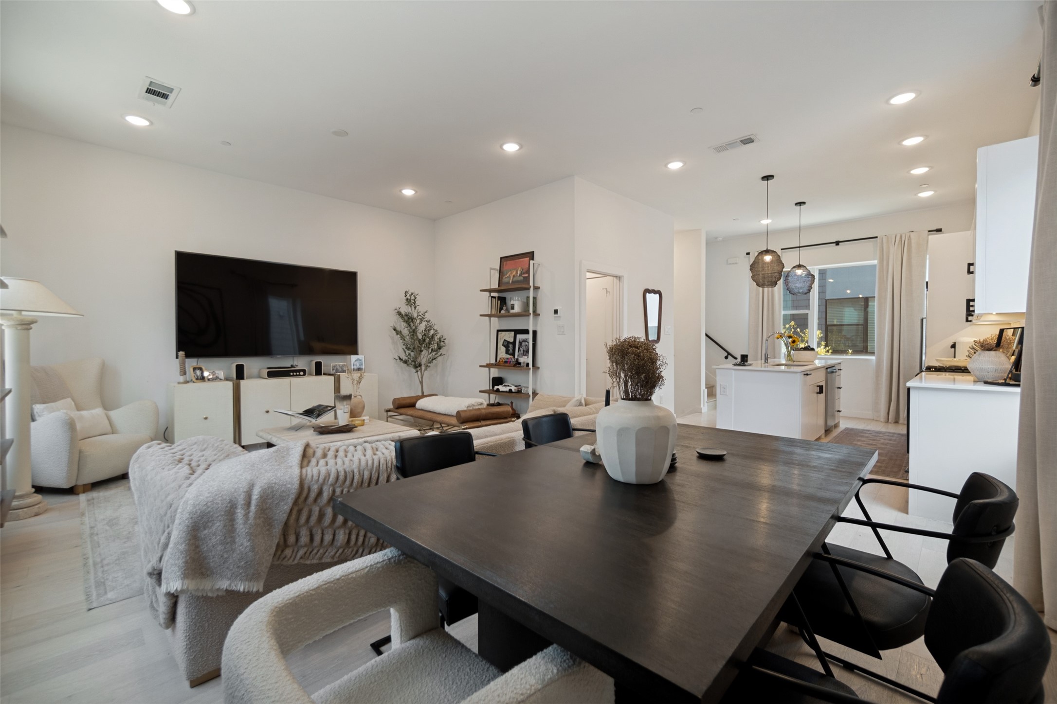 427 W 10th Street 601