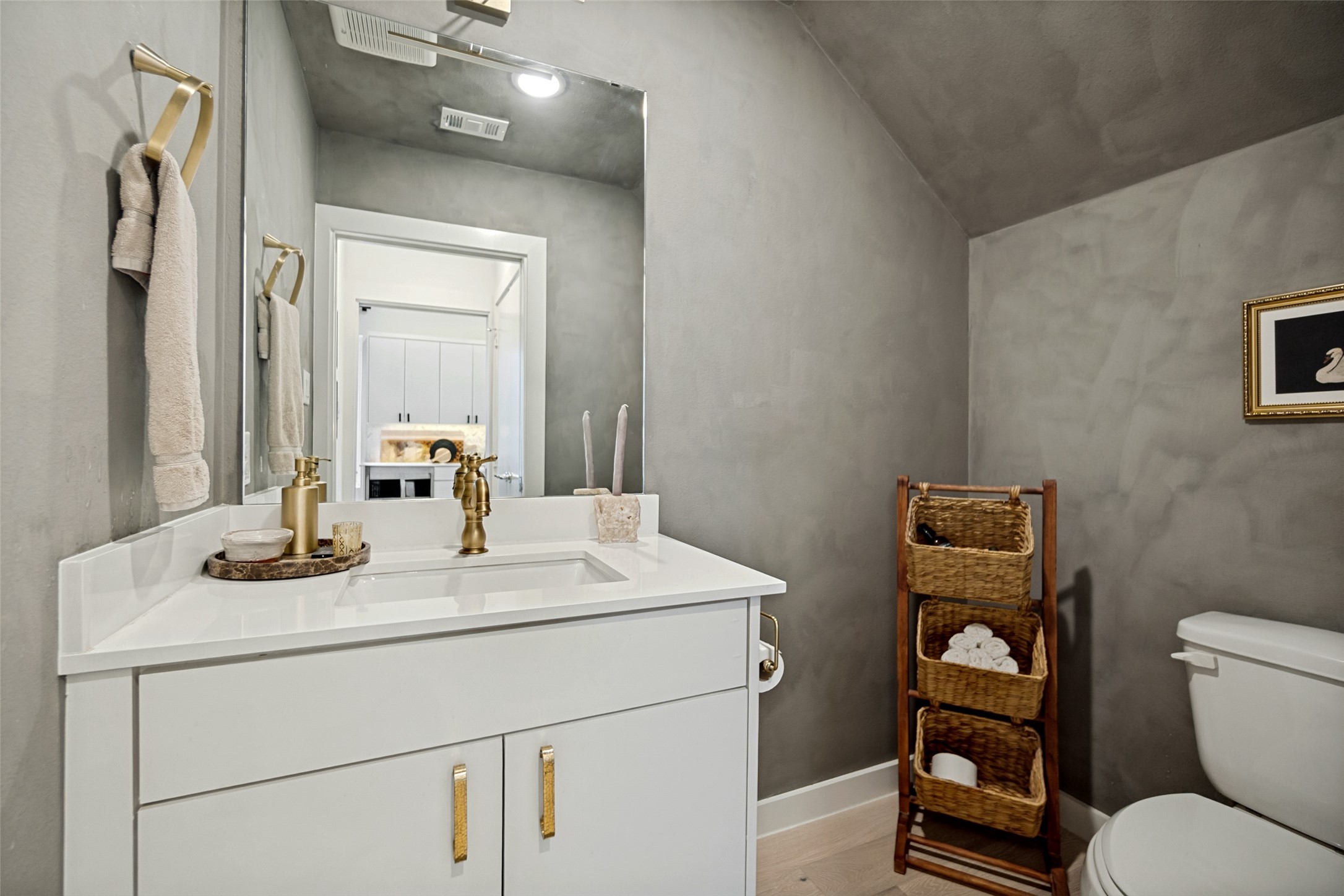 427 W 10th Street 601