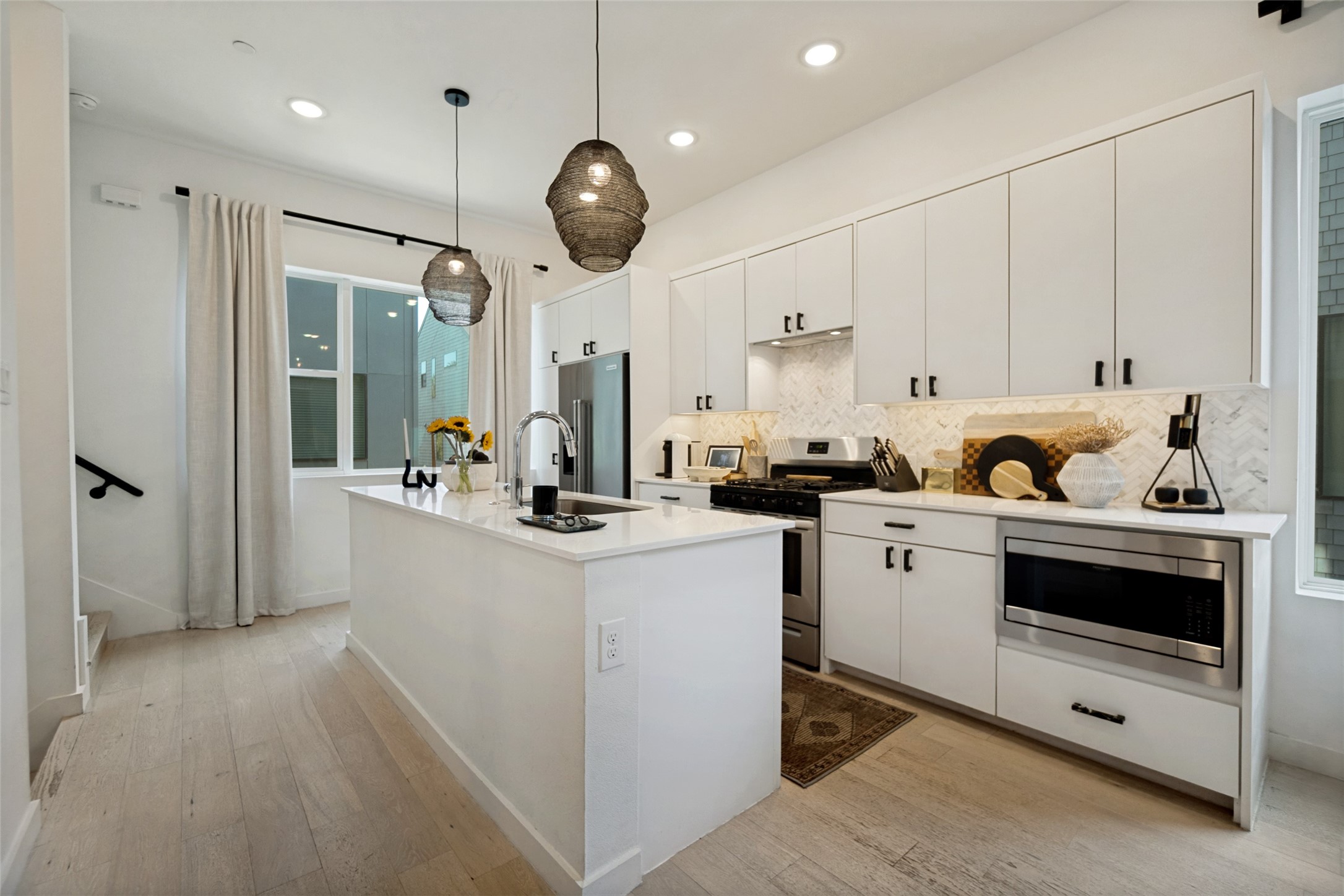 427 W 10th Street 601