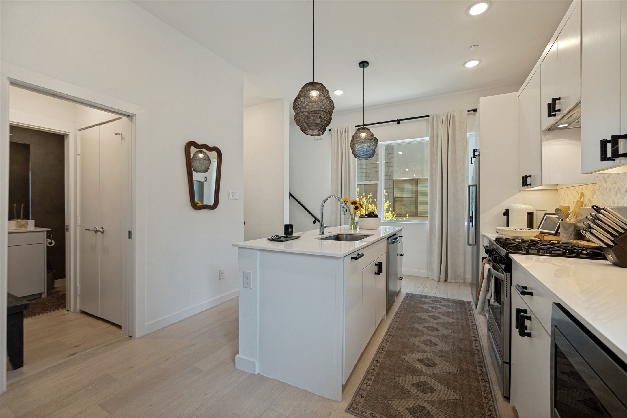 427 W 10th Street 601