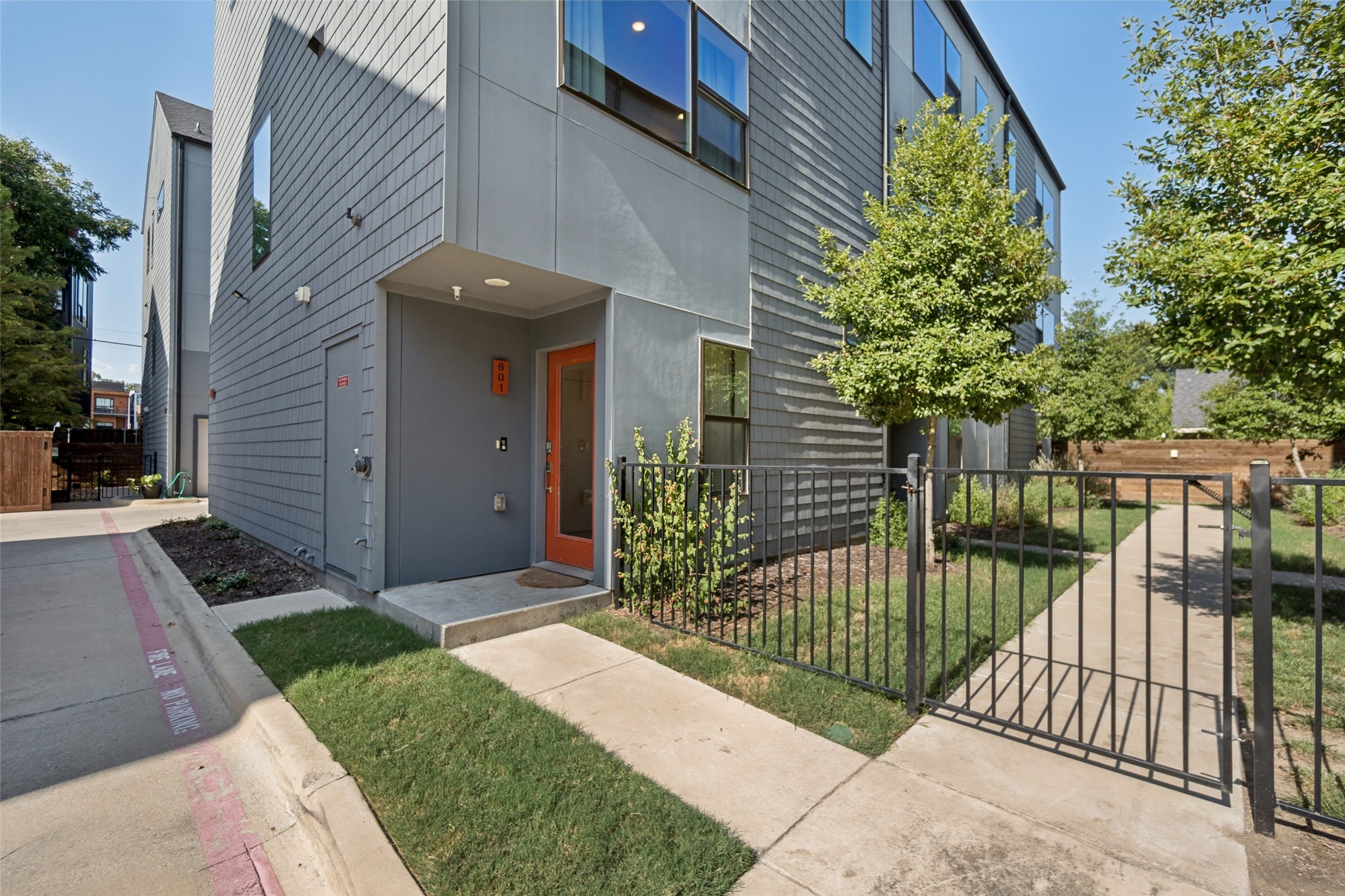 427 W 10th Street 601