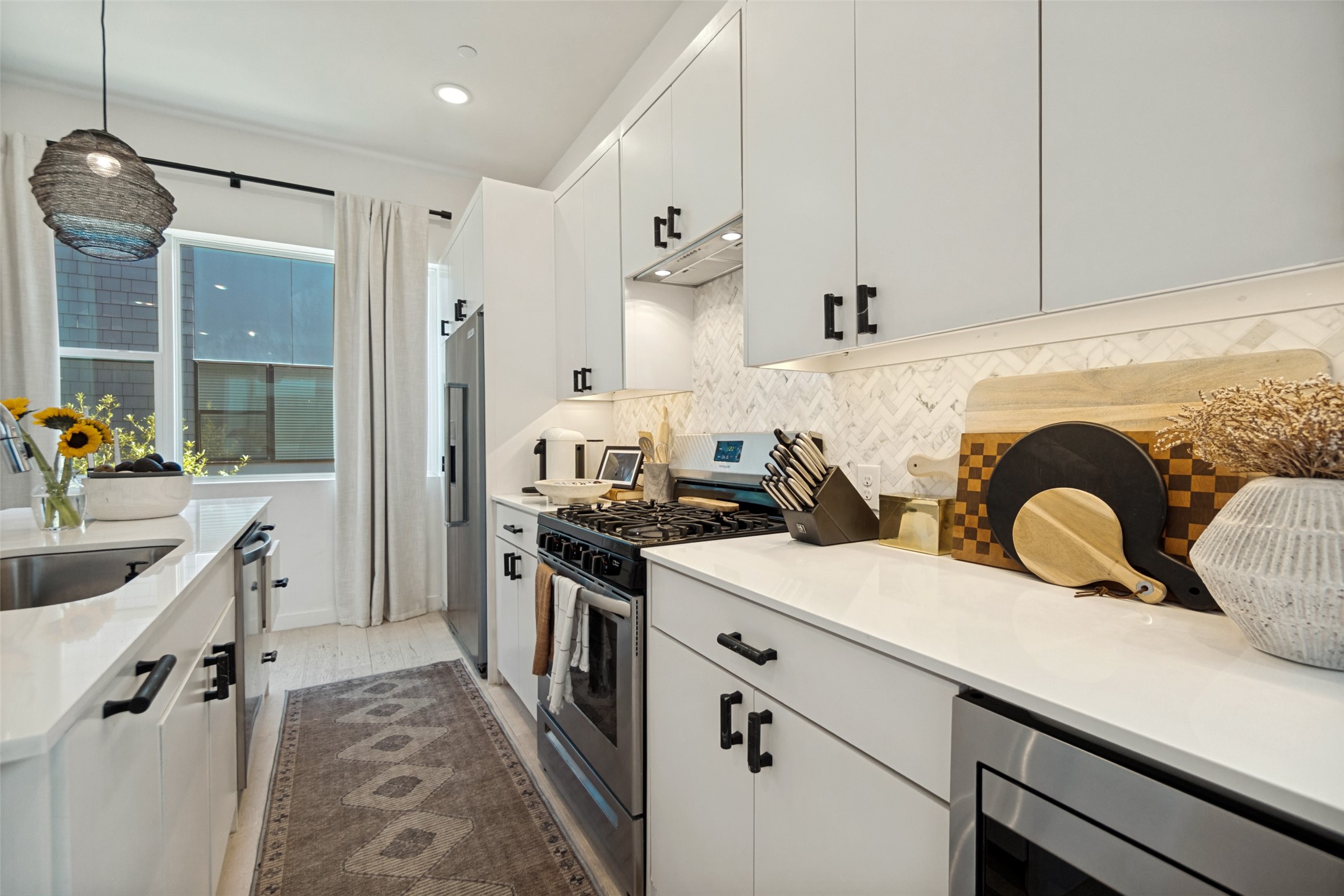 427 W 10th Street 601
