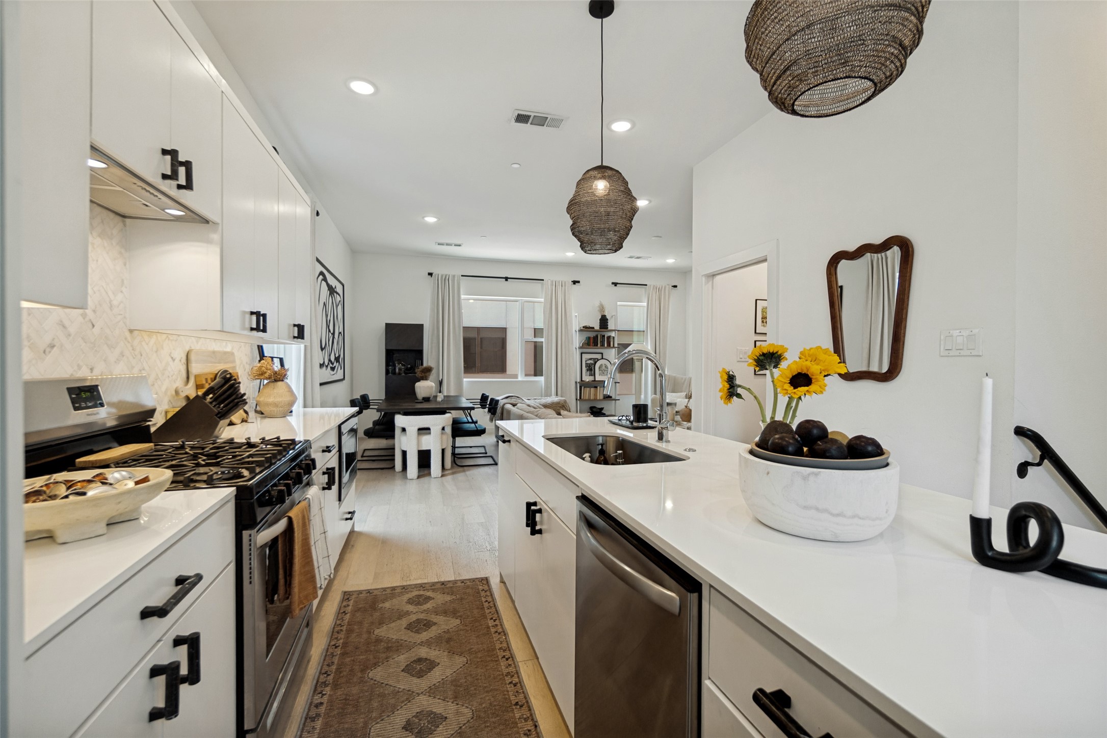 427 W 10th Street 601