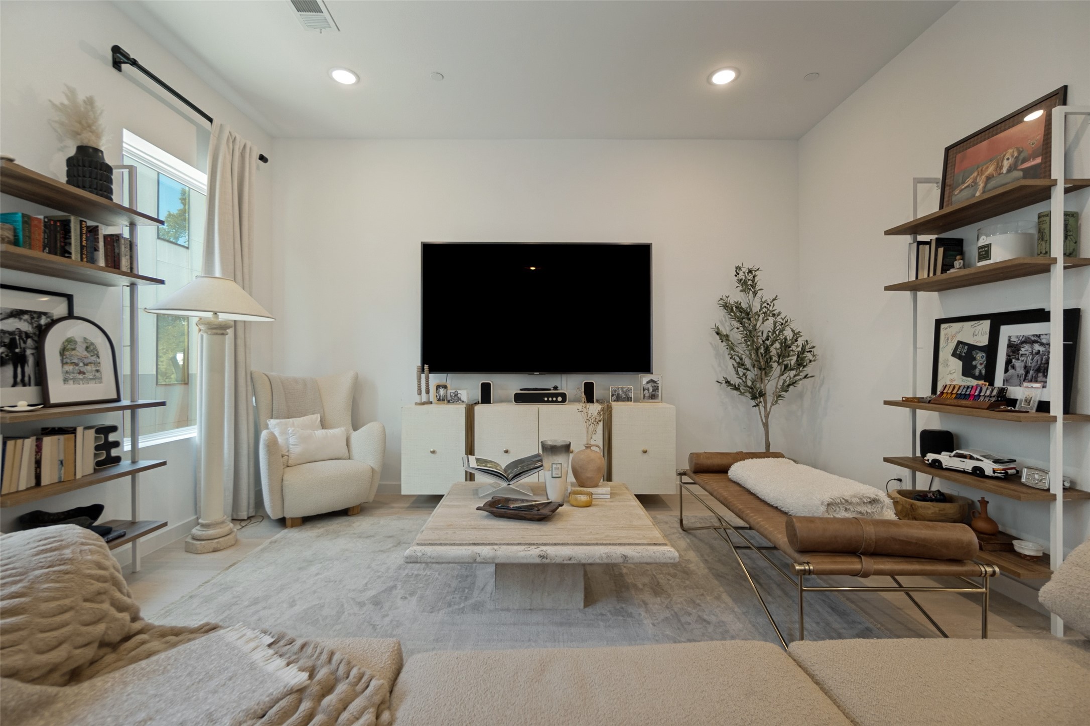 427 W 10th Street 601