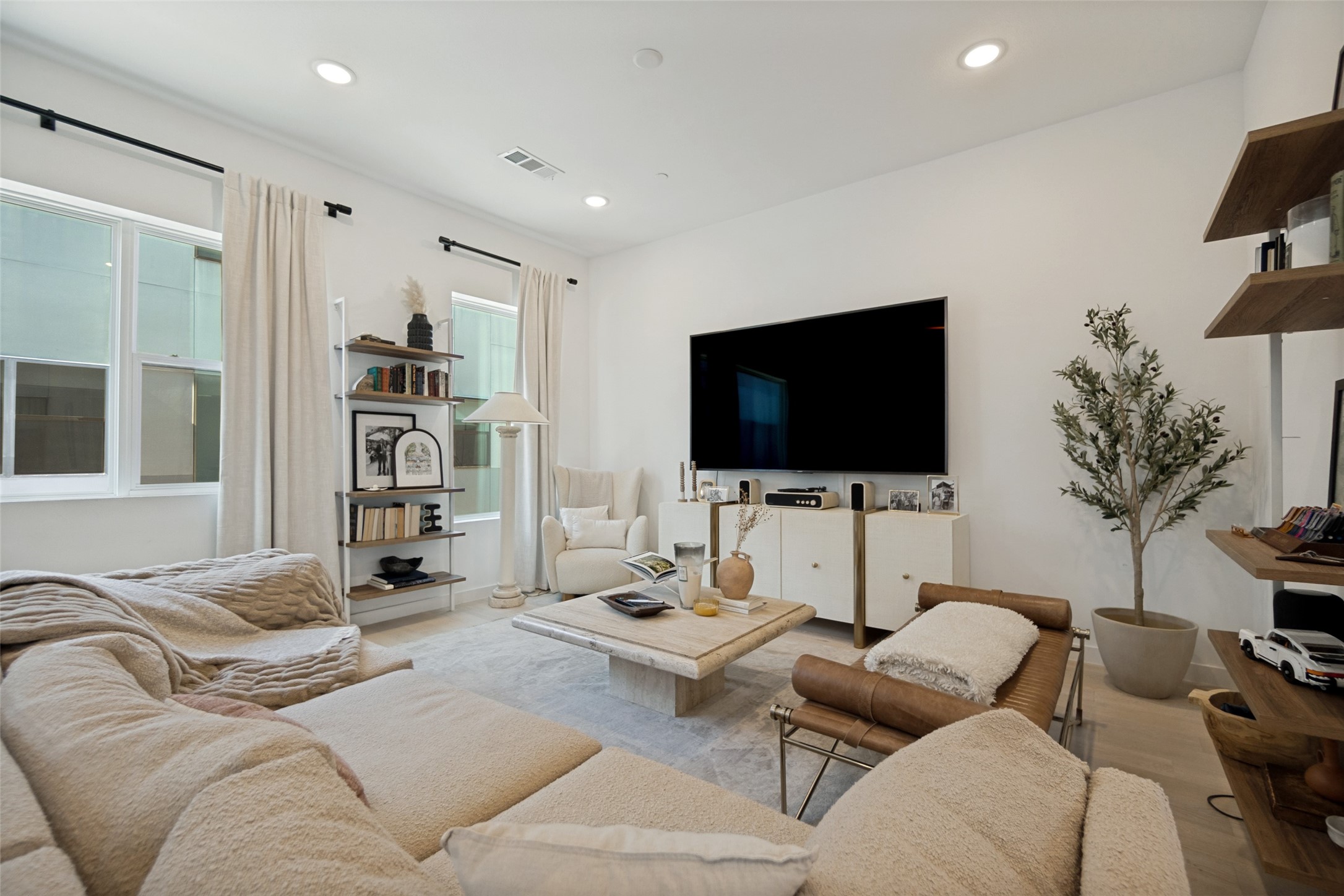 427 W 10th Street 601