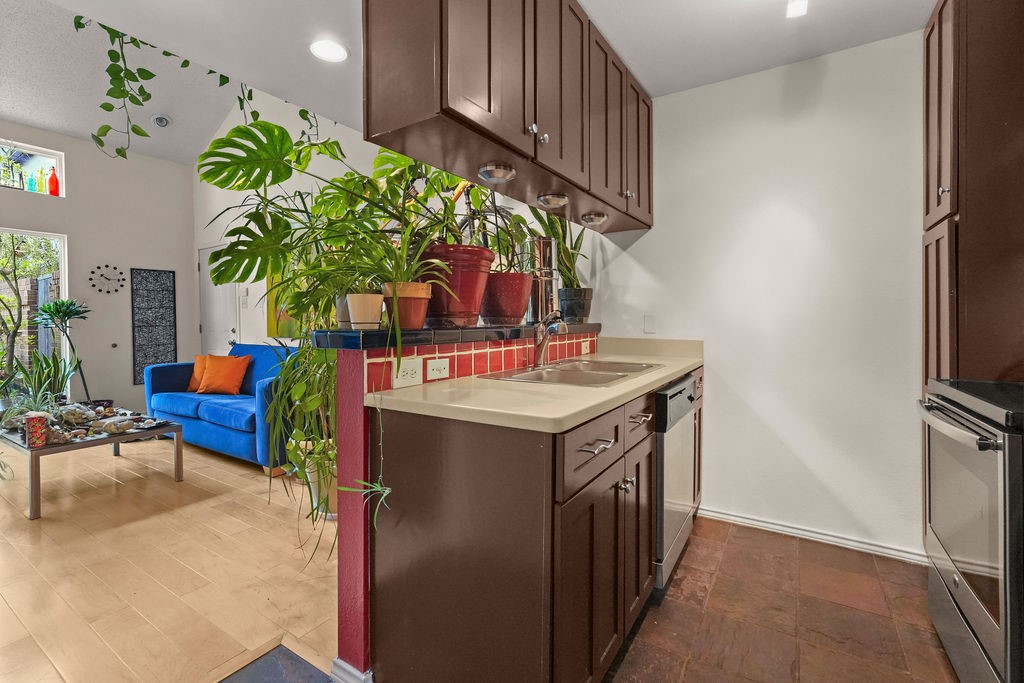 4333 Bowser Avenue 5