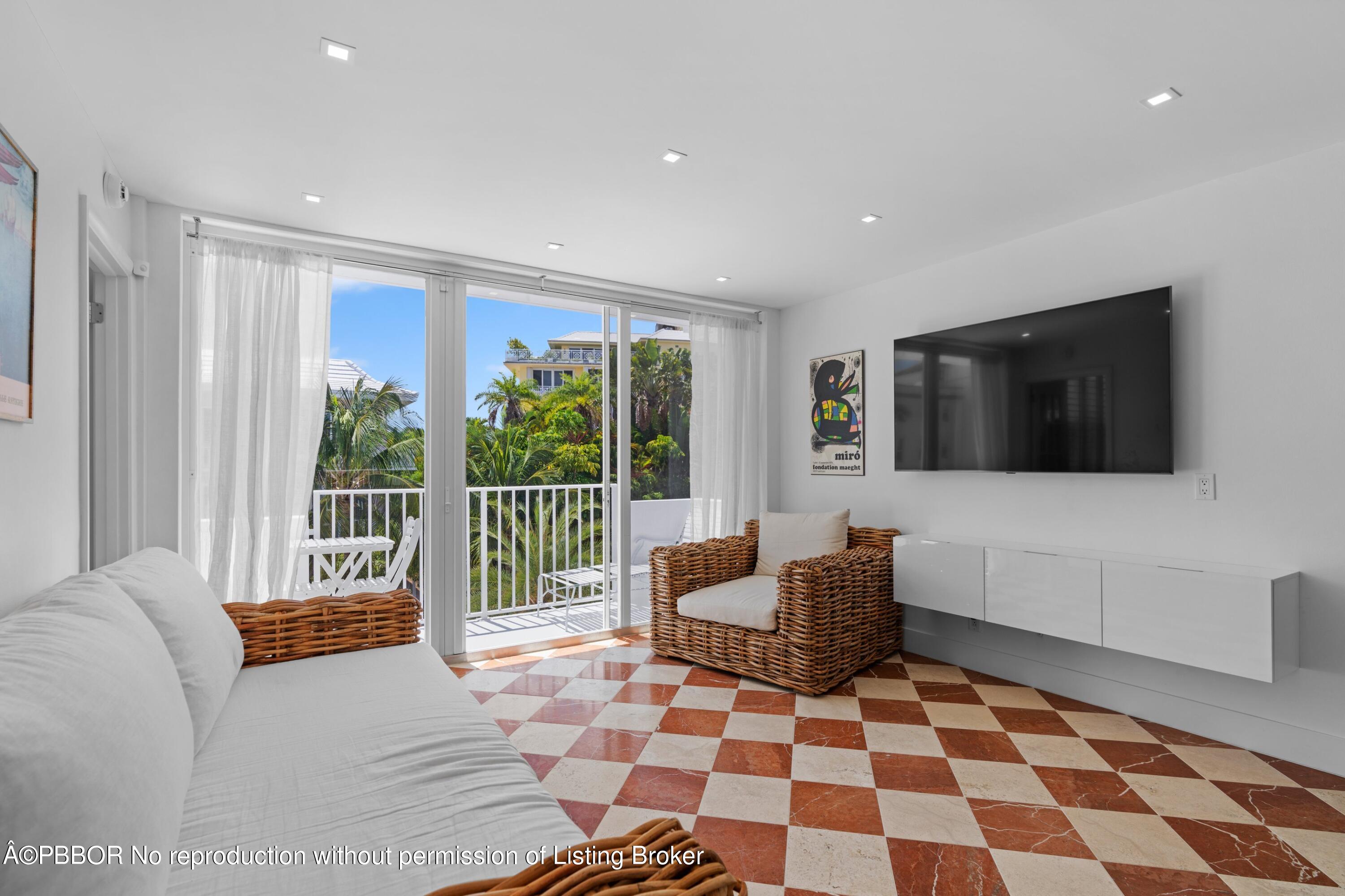 401 Peruvian Avenue, 302