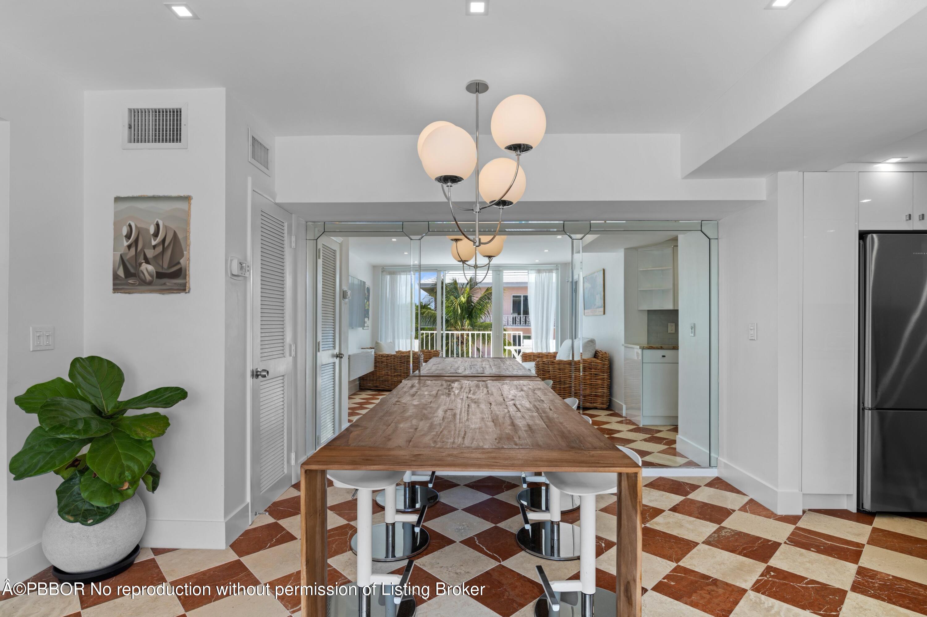 401 Peruvian Avenue, 302