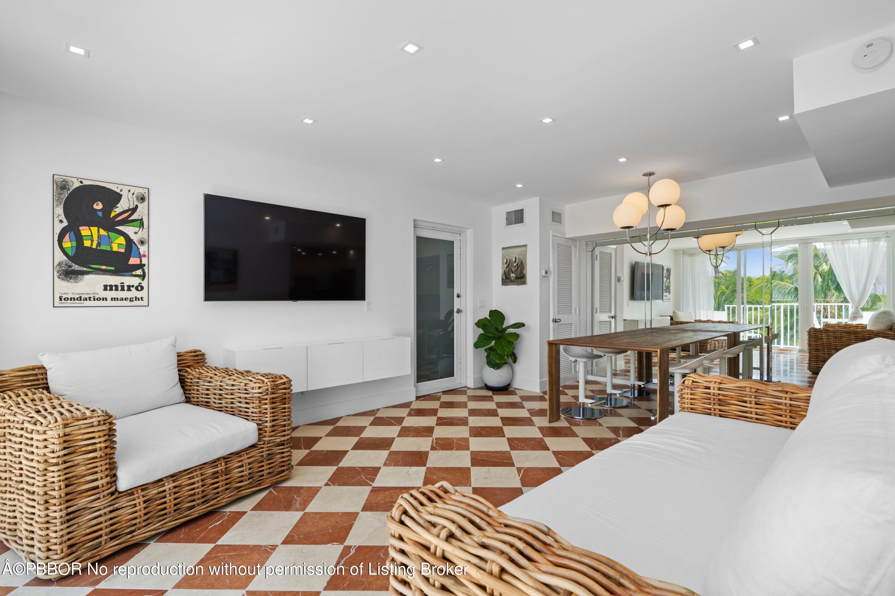 401 Peruvian Avenue, 302