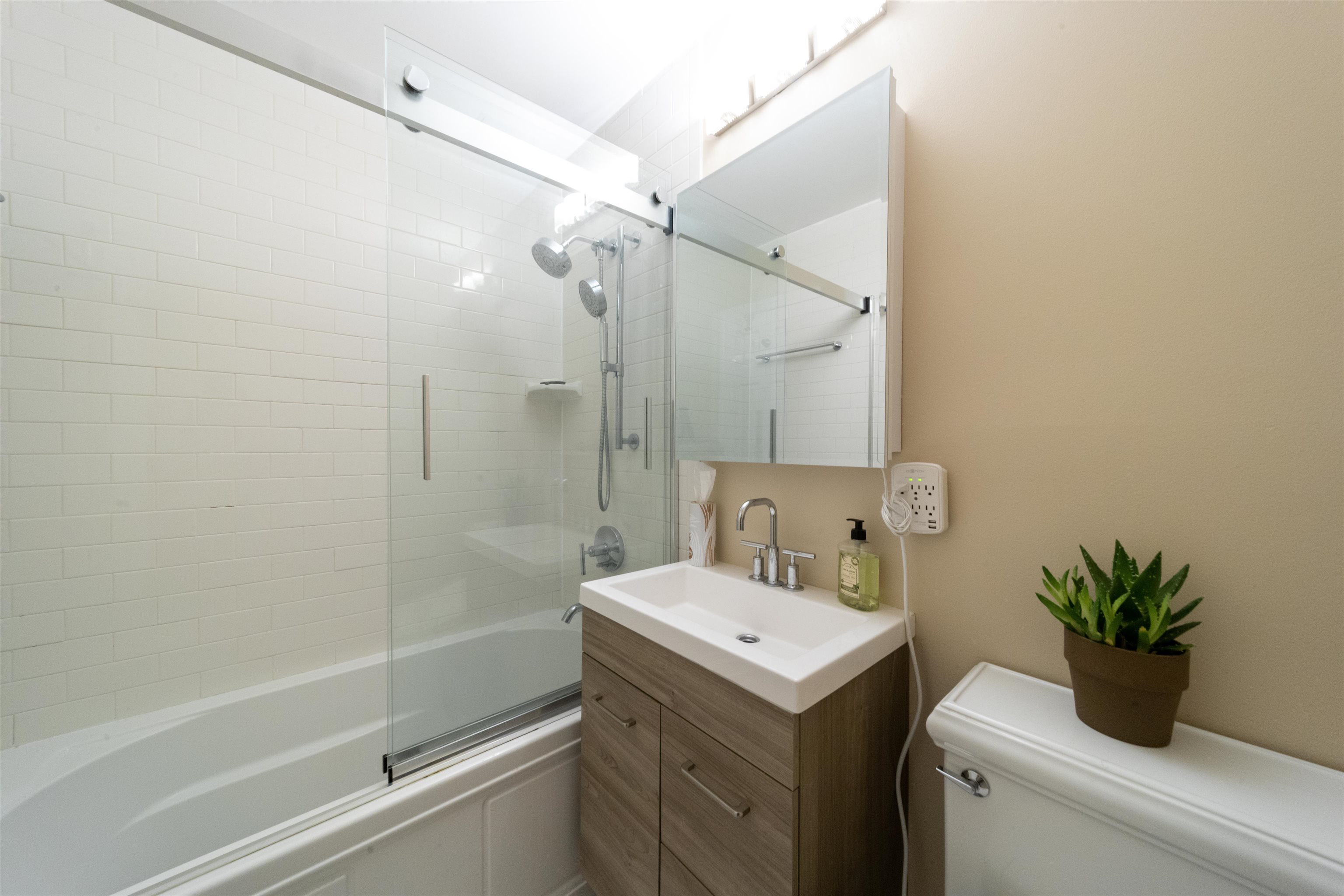 227 CHRISTOPHER COLUMBUS DR Unit 208B