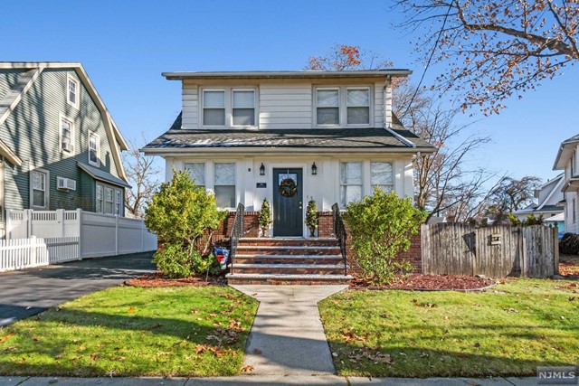 48 Rochelle Avenue