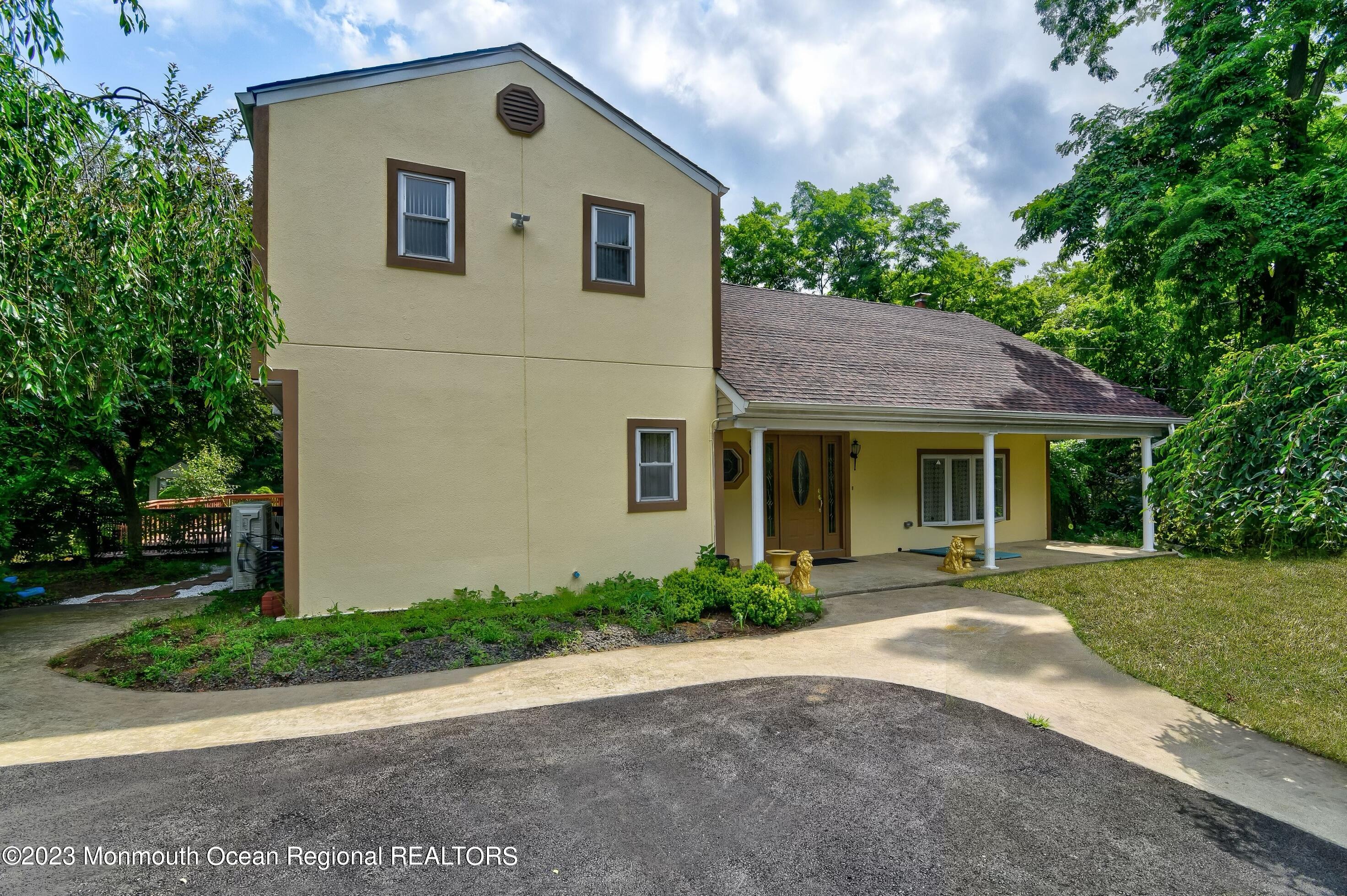 11 Mohawk Drive
