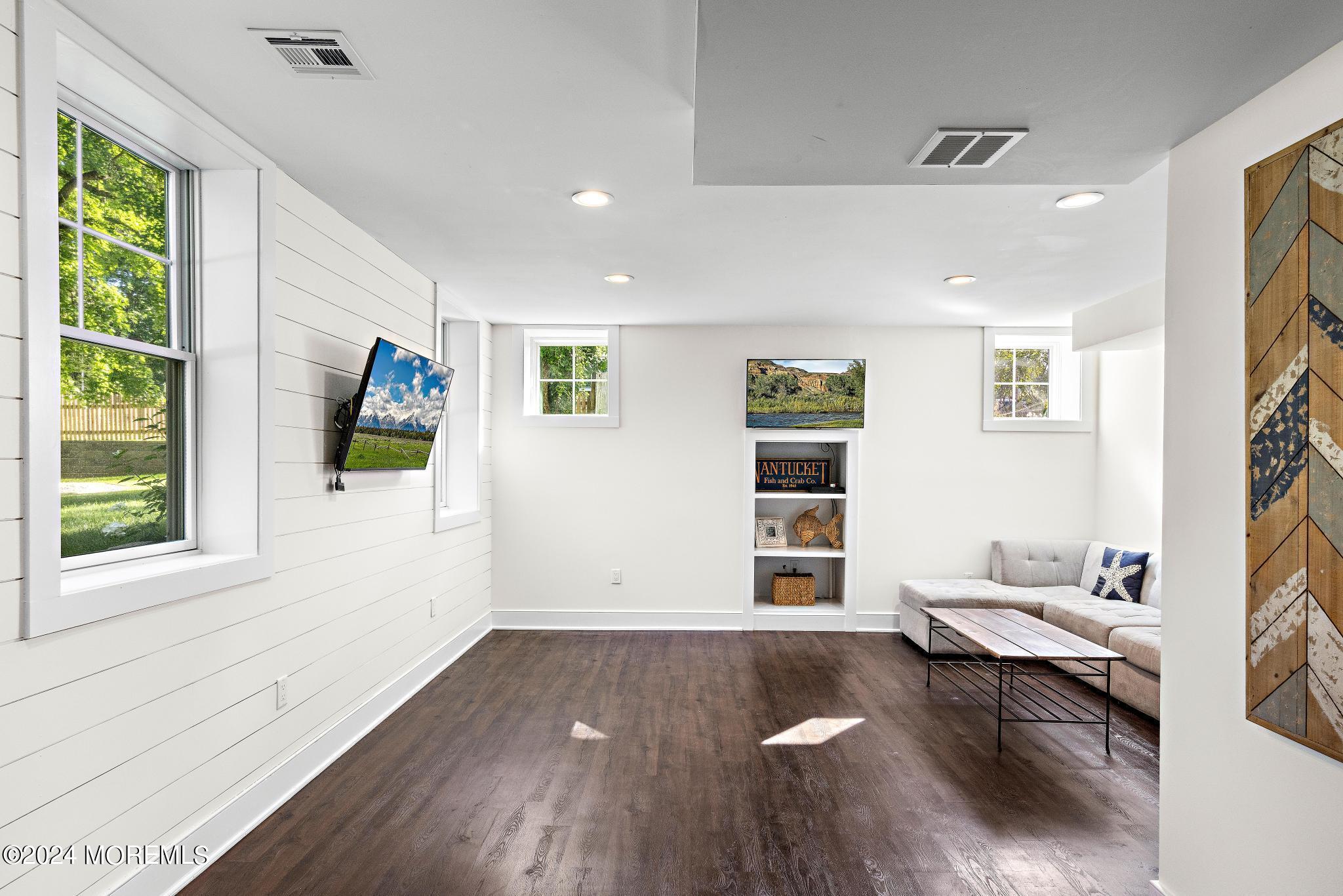 34 Hendrickson Place