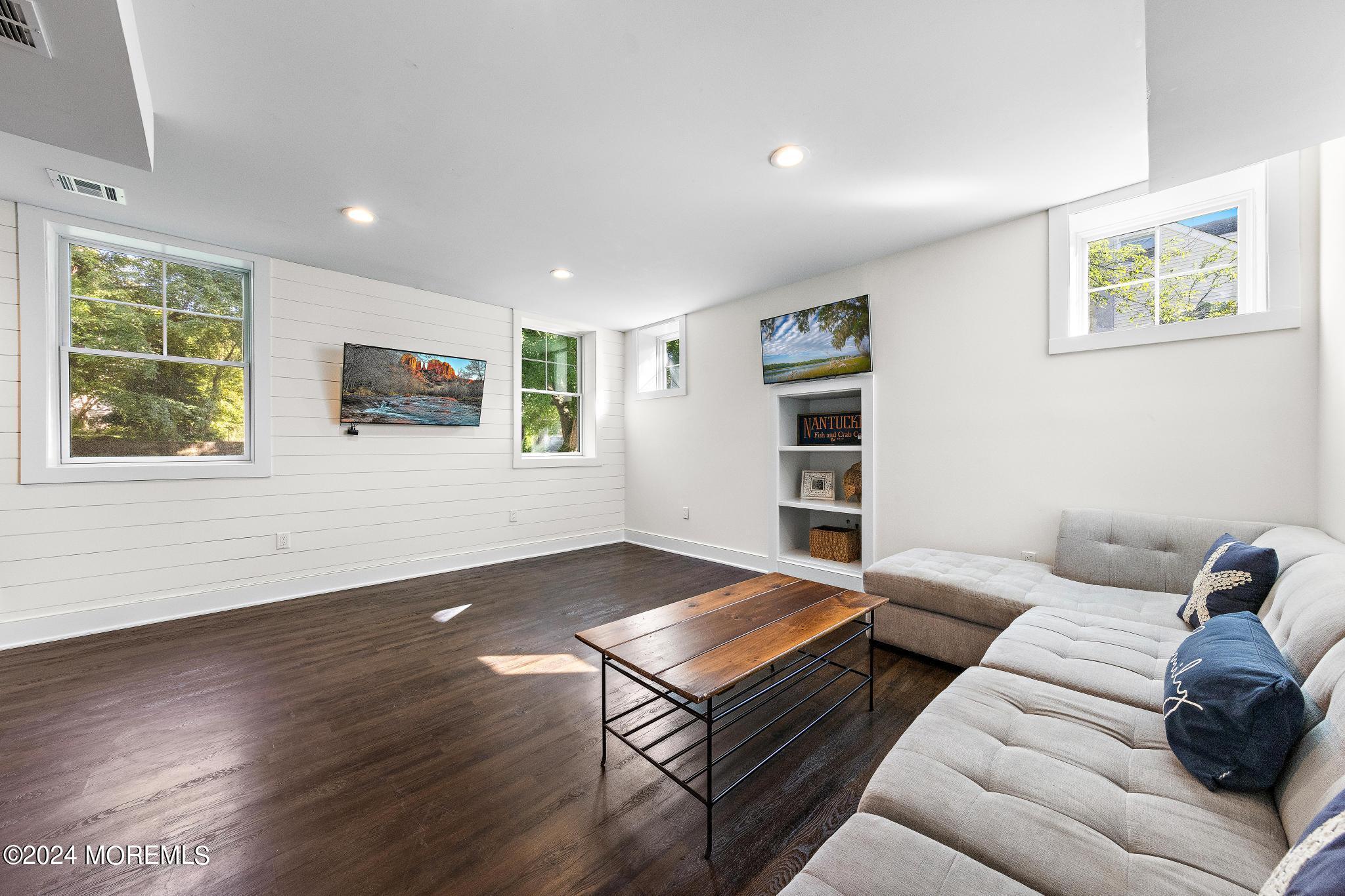 34 Hendrickson Place