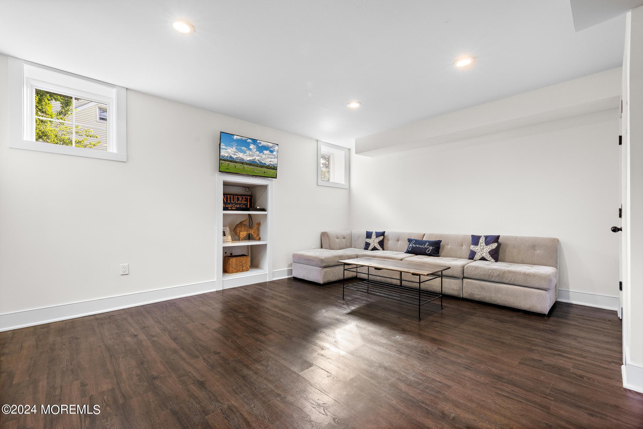 34 Hendrickson Place