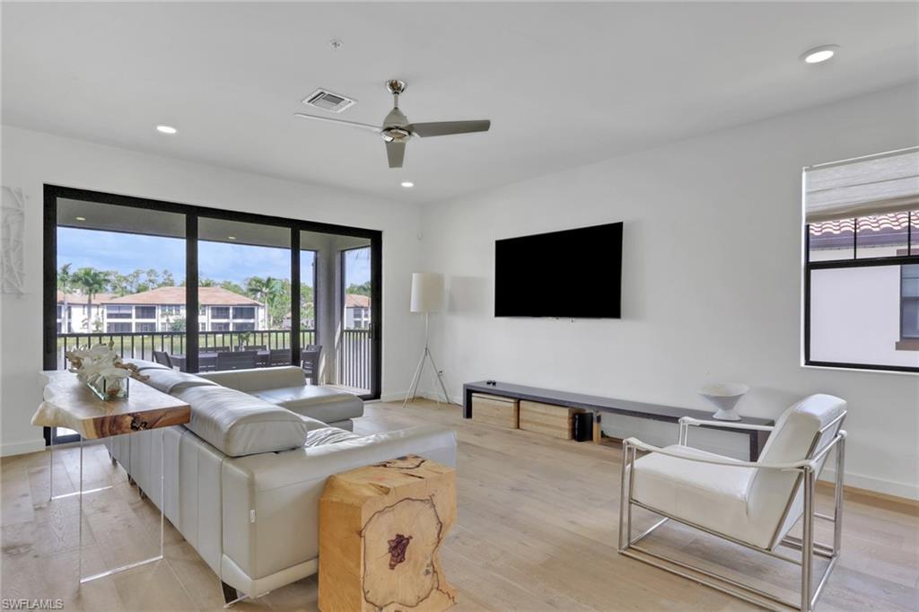 15161 Palmer Lake CIR # 202, NAPLES Unit: 202