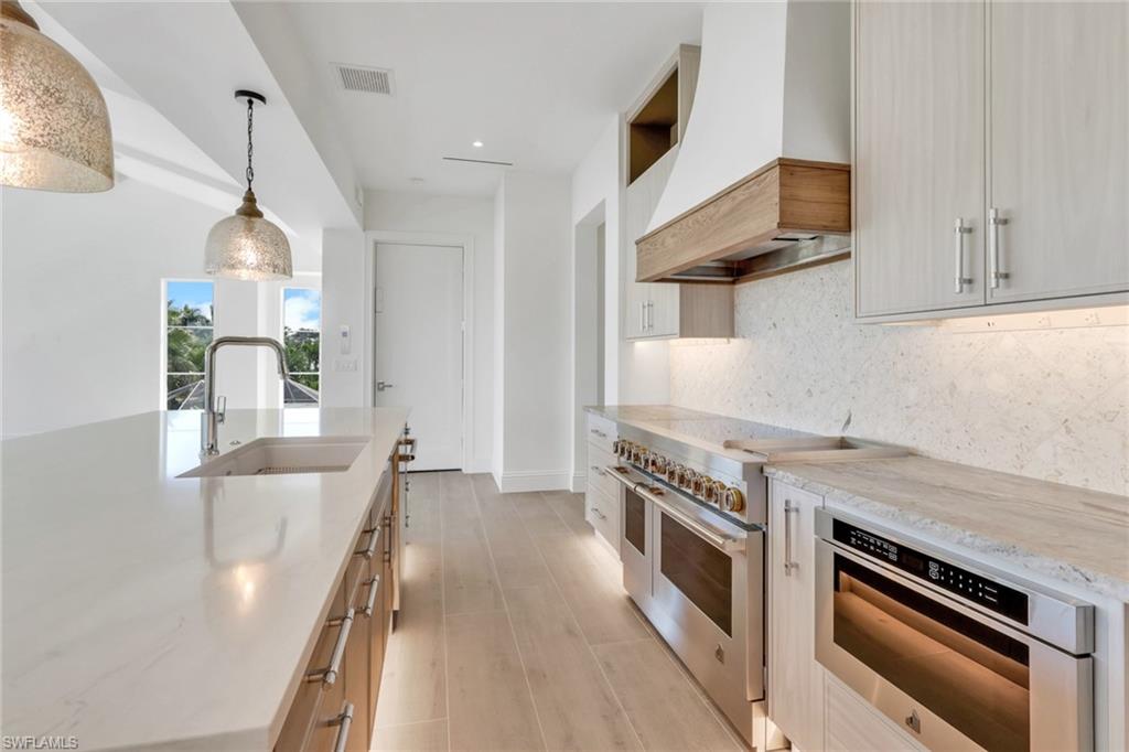 1747 Harbor LN, NAPLES