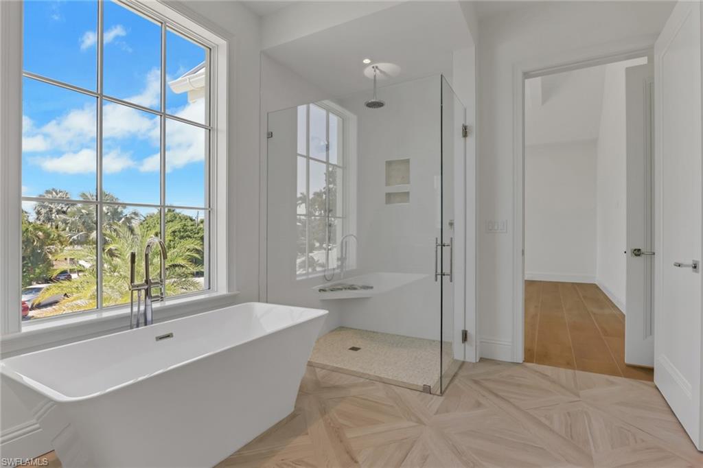 1747 Harbor LN, NAPLES