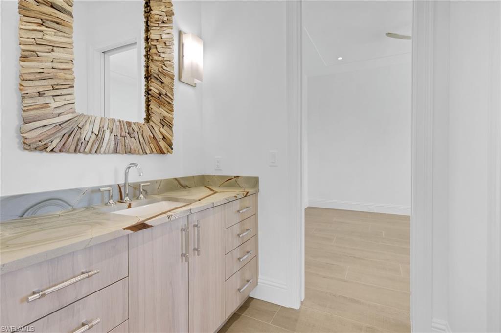 1747 Harbor LN, NAPLES