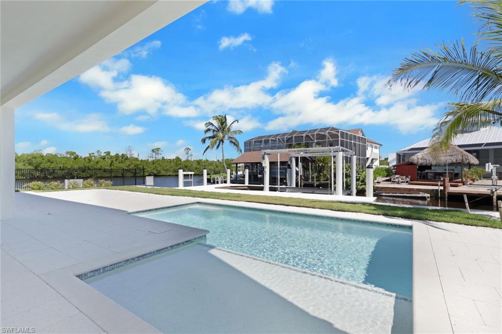 1747 Harbor LN, NAPLES