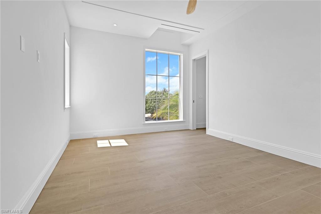 1747 Harbor LN, NAPLES