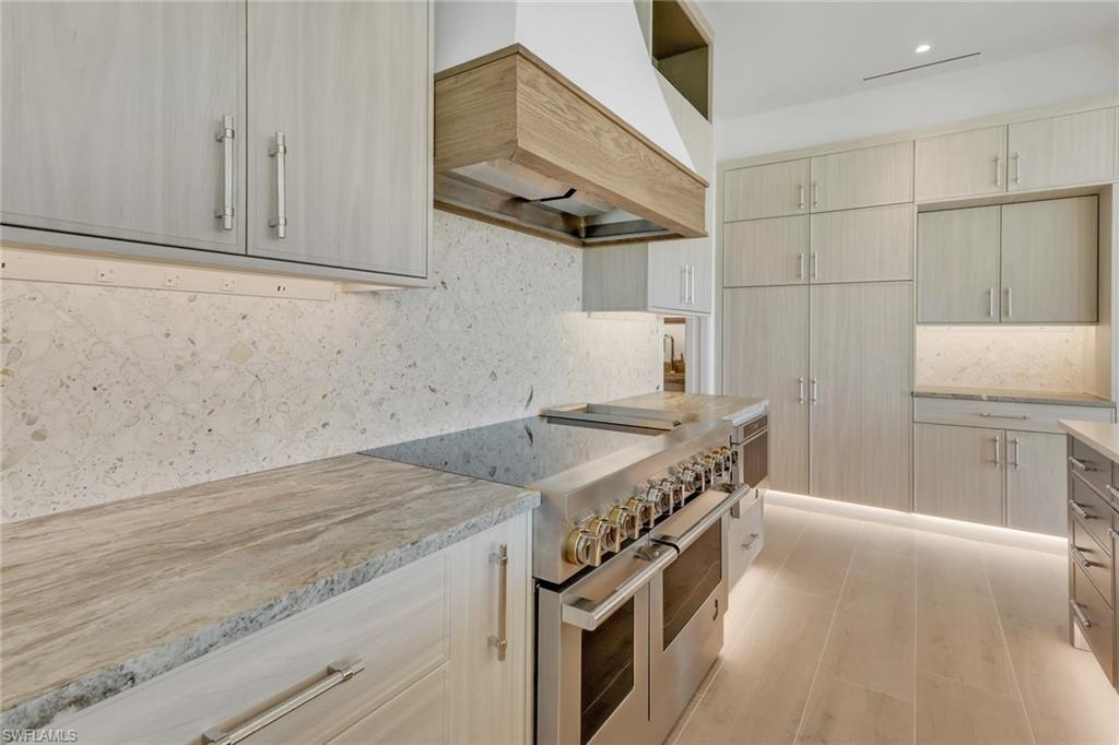 1747 Harbor LN, NAPLES