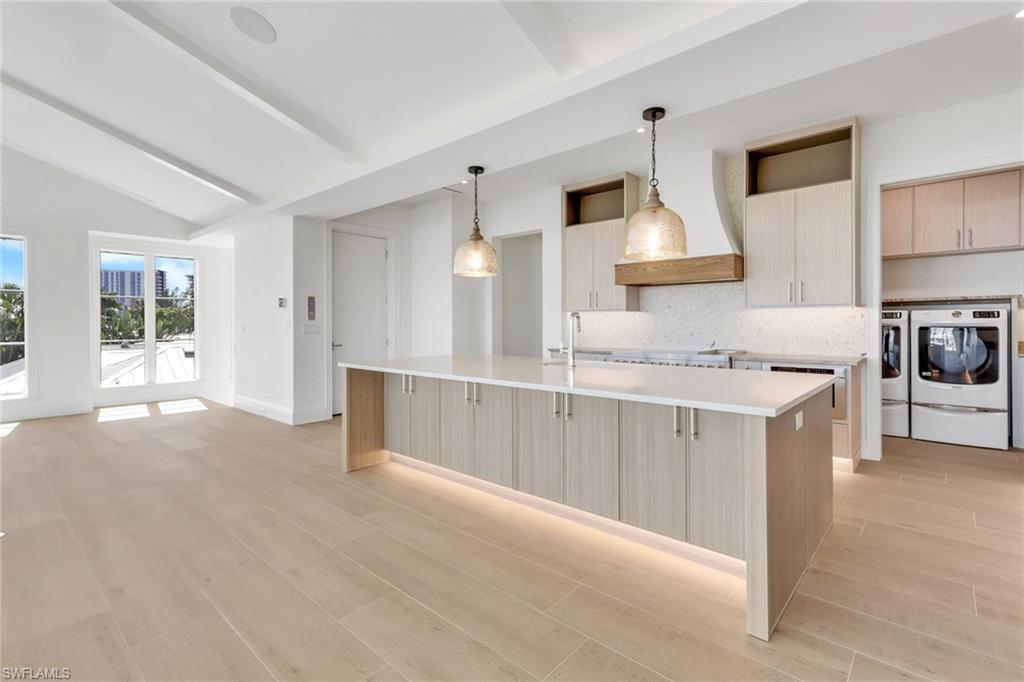 1747 Harbor LN, NAPLES