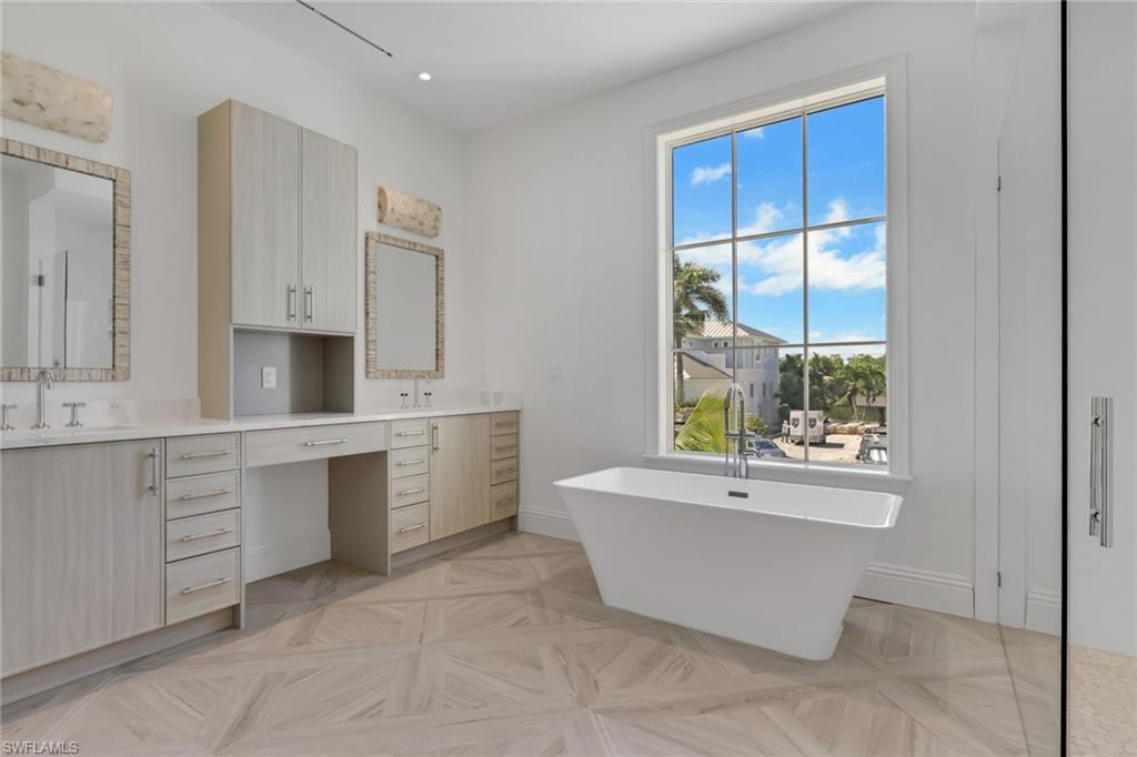 1747 Harbor LN, NAPLES