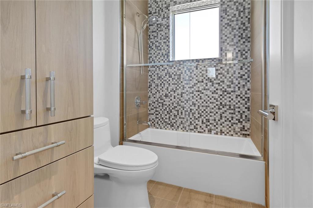 1747 Harbor LN, NAPLES