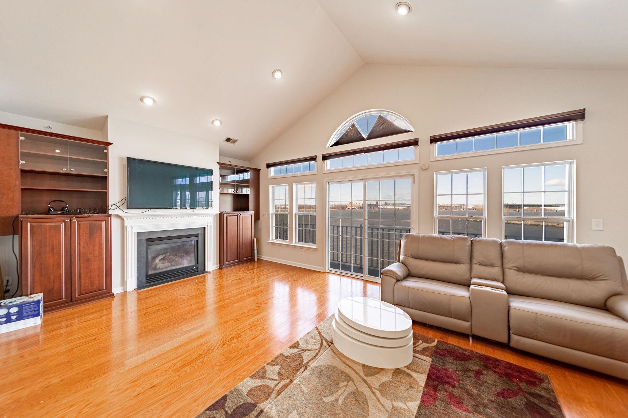 26 LYON CT