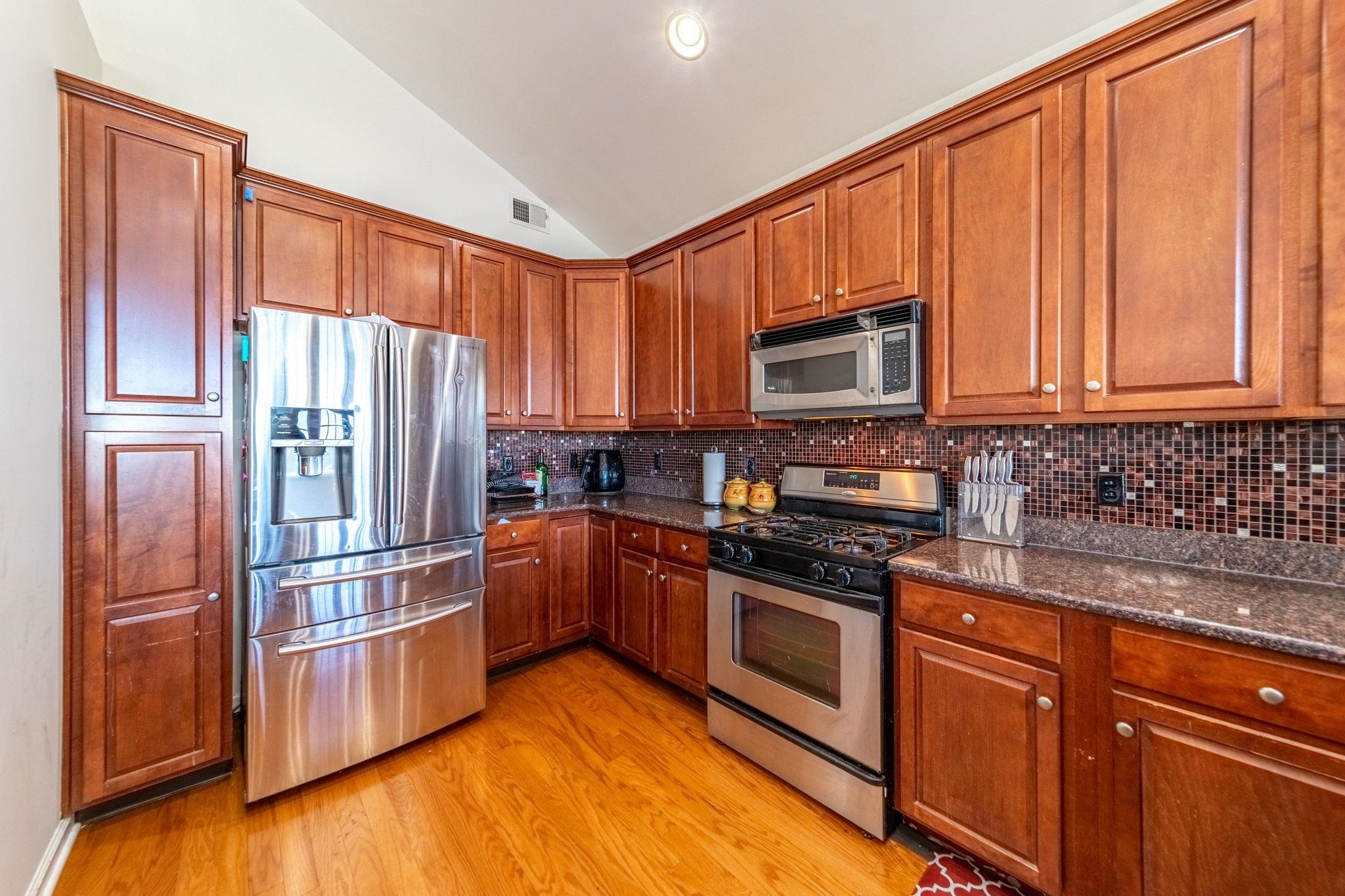 26 LYON CT