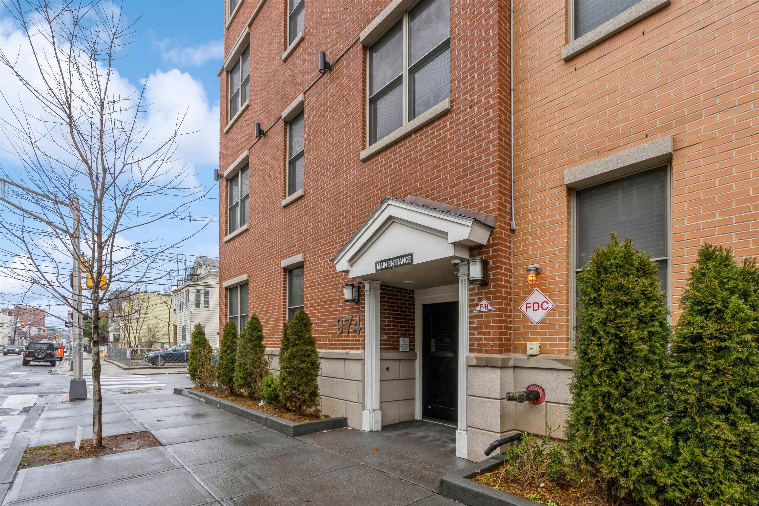 974 SUMMIT AVE Unit 401