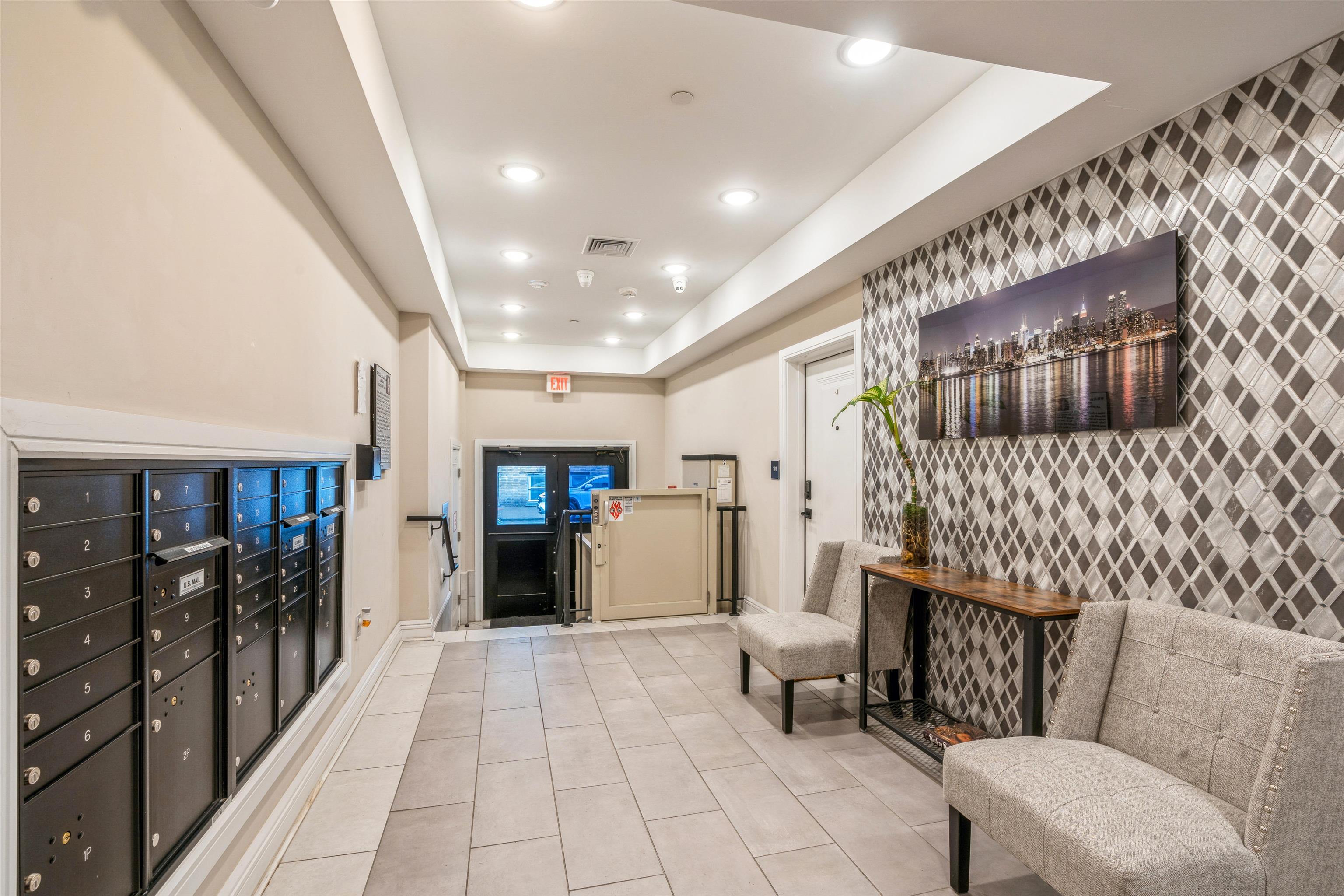 974 SUMMIT AVE Unit 401