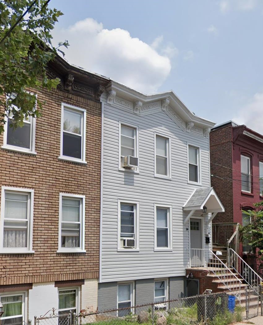 36 MANHATTAN AVE