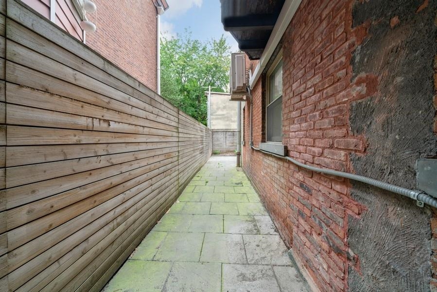 256 MONTGOMERY ST Unit: 1