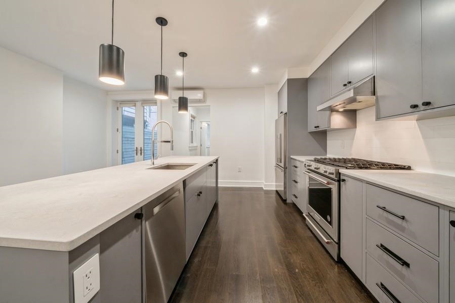 256 MONTGOMERY ST Unit: 1