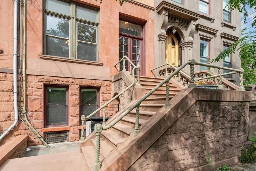 256 MONTGOMERY ST Unit: 4