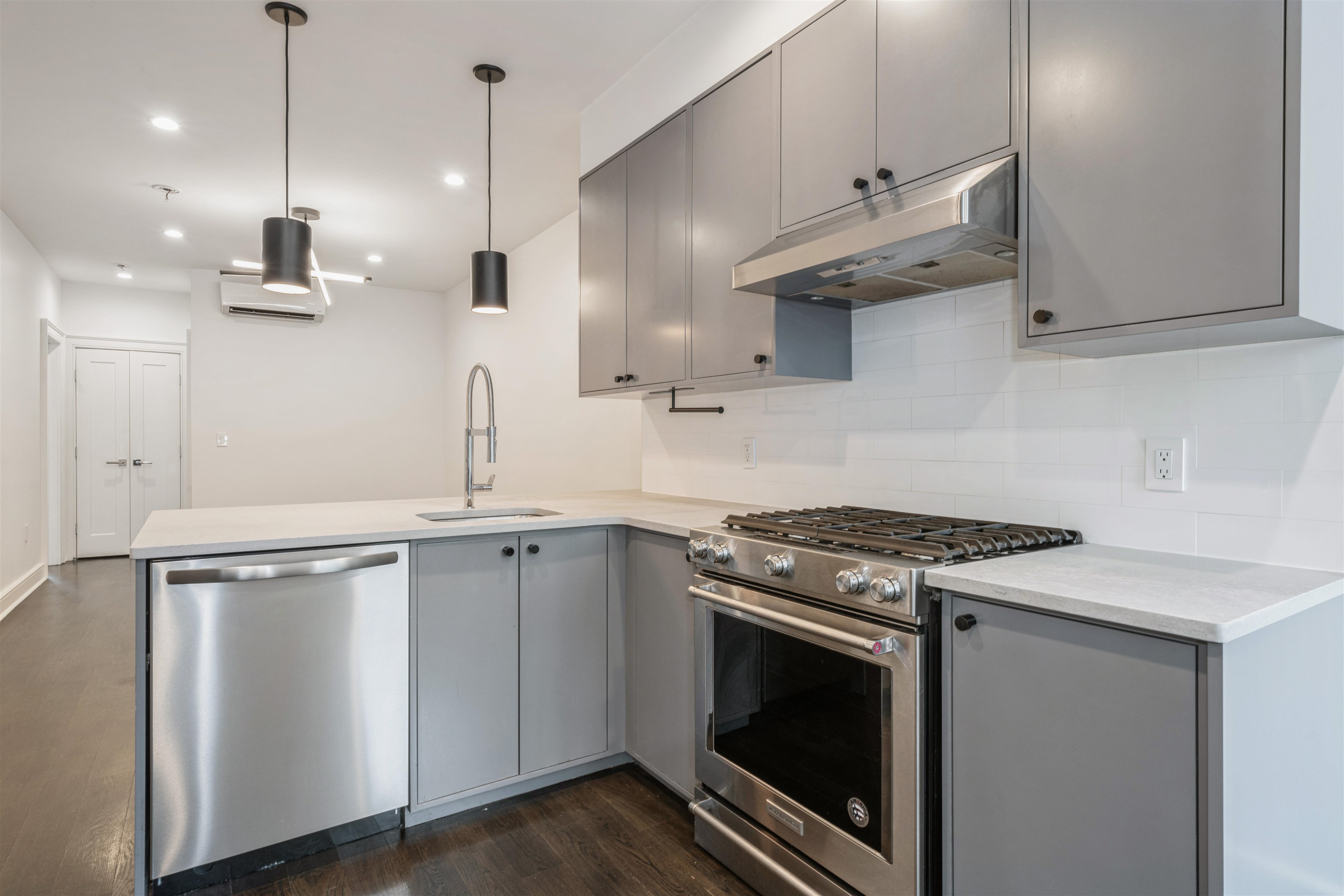 256 MONTGOMERY ST Unit: 4