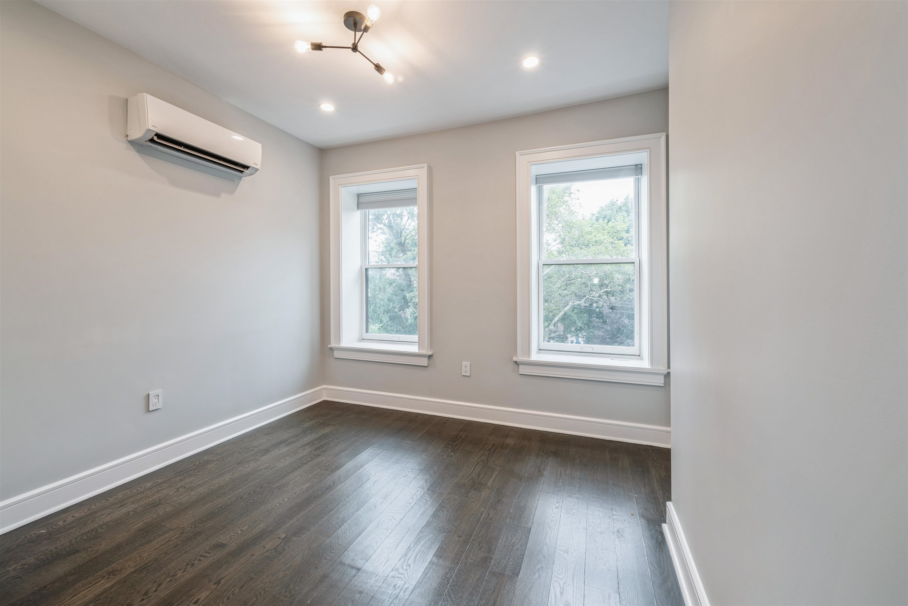 256 MONTGOMERY ST Unit: 4